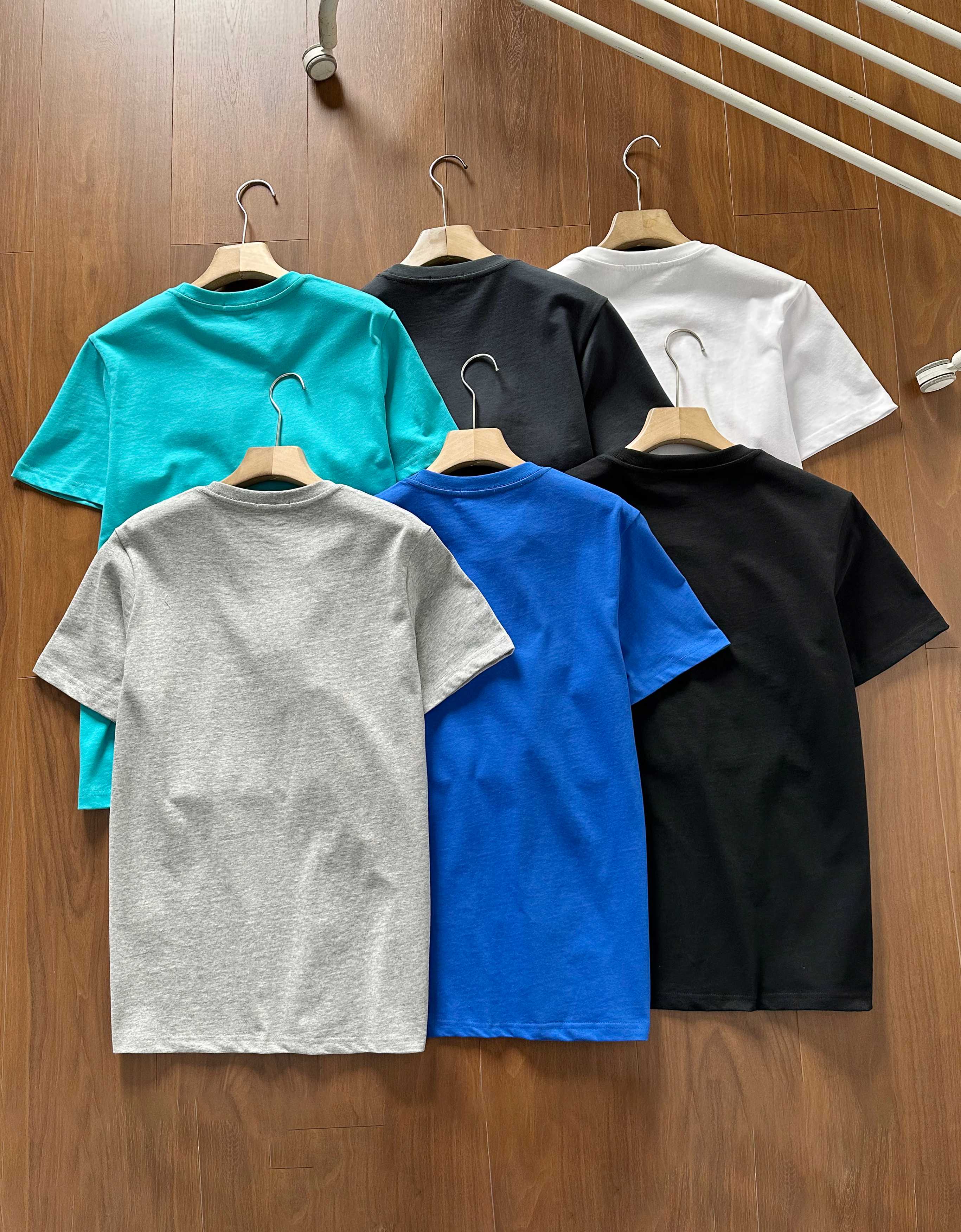 💰80【高品质】Ralph Lauren/拉夫劳伦男款夏纯棉打底圆领短袖T恤 六色上新✔ 高品质首选!全棉双纱平纹面料 柔软舒适 基础百搭!经典款一直很受欢迎!做工细节非常好!!简约圆领短袖T恤是永远的标配 胸前经典品牌刺绣 !颜色很多 满足喜欢不同颜色的客户需求!实物颜色更好看!各大明星同款!配情侣更佳 高品质货质量巨好 纯棉柔软与亲肤 立体设计与剪裁 经典款式时尚不过时!
颜色:黑色 白色 铁灰克莱因蓝 水兰 花灰
尺码 :M-3XL
衣长 胸围 肩宽 袖长
M 67 104 41.5 21
L 69 108 43 21.6
XL 71 112 44.5 22.2
2XL73 116 46 23
3XL 75 120 47 23.8
M可穿95斤-125斤
L可穿125斤-145斤
XL可穿145斤-160斤
2XL可穿160斤-175斤
3XL可穿180斤-200斤