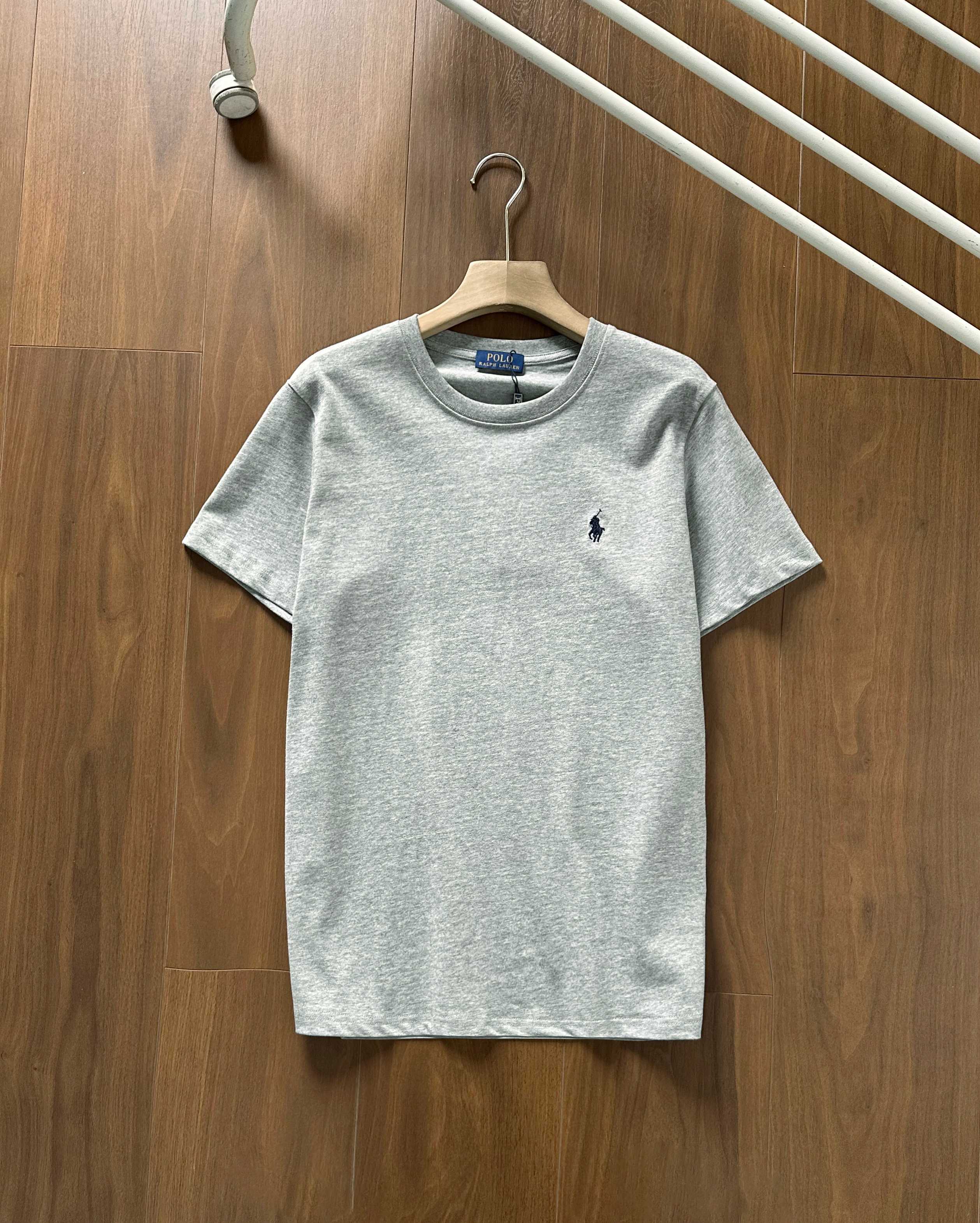 💰80【高品质】Ralph Lauren/拉夫劳伦男款夏纯棉打底圆领短袖T恤 六色上新✔ 高品质首选!全棉双纱平纹面料 柔软舒适 基础百搭!经典款一直很受欢迎!做工细节非常好!!简约圆领短袖T恤是永远的标配 胸前经典品牌刺绣 !颜色很多 满足喜欢不同颜色的客户需求!实物颜色更好看!各大明星同款!配情侣更佳 高品质货质量巨好 纯棉柔软与亲肤 立体设计与剪裁 经典款式时尚不过时!
颜色:黑色 白色 铁灰克莱因蓝 水兰 花灰
尺码 :M-3XL
衣长 胸围 肩宽 袖长
M 67 104 41.5 21
L 69 108 43 21.6
XL 71 112 44.5 22.2
2XL73 116 46 23
3XL 75 120 47 23.8
M可穿95斤-125斤
L可穿125斤-145斤
XL可穿145斤-160斤
2XL可穿160斤-175斤
3XL可穿180斤-200斤