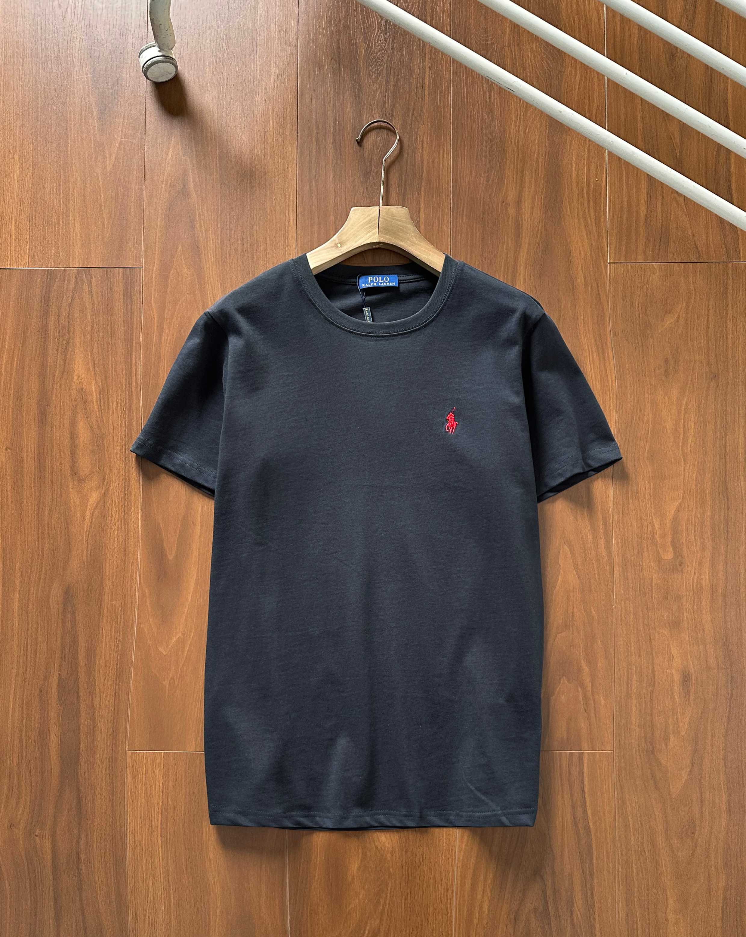 💰80【高品质】Ralph Lauren/拉夫劳伦男款夏纯棉打底圆领短袖T恤 六色上新✔ 高品质首选!全棉双纱平纹面料 柔软舒适 基础百搭!经典款一直很受欢迎!做工细节非常好!!简约圆领短袖T恤是永远的标配 胸前经典品牌刺绣 !颜色很多 满足喜欢不同颜色的客户需求!实物颜色更好看!各大明星同款!配情侣更佳 高品质货质量巨好 纯棉柔软与亲肤 立体设计与剪裁 经典款式时尚不过时!
颜色:黑色 白色 铁灰克莱因蓝 水兰 花灰
尺码 :M-3XL
衣长 胸围 肩宽 袖长
M 67 104 41.5 21
L 69 108 43 21.6
XL 71 112 44.5 22.2
2XL73 116 46 23
3XL 75 120 47 23.8
M可穿95斤-125斤
L可穿125斤-145斤
XL可穿145斤-160斤
2XL可穿160斤-175斤
3XL可穿180斤-200斤