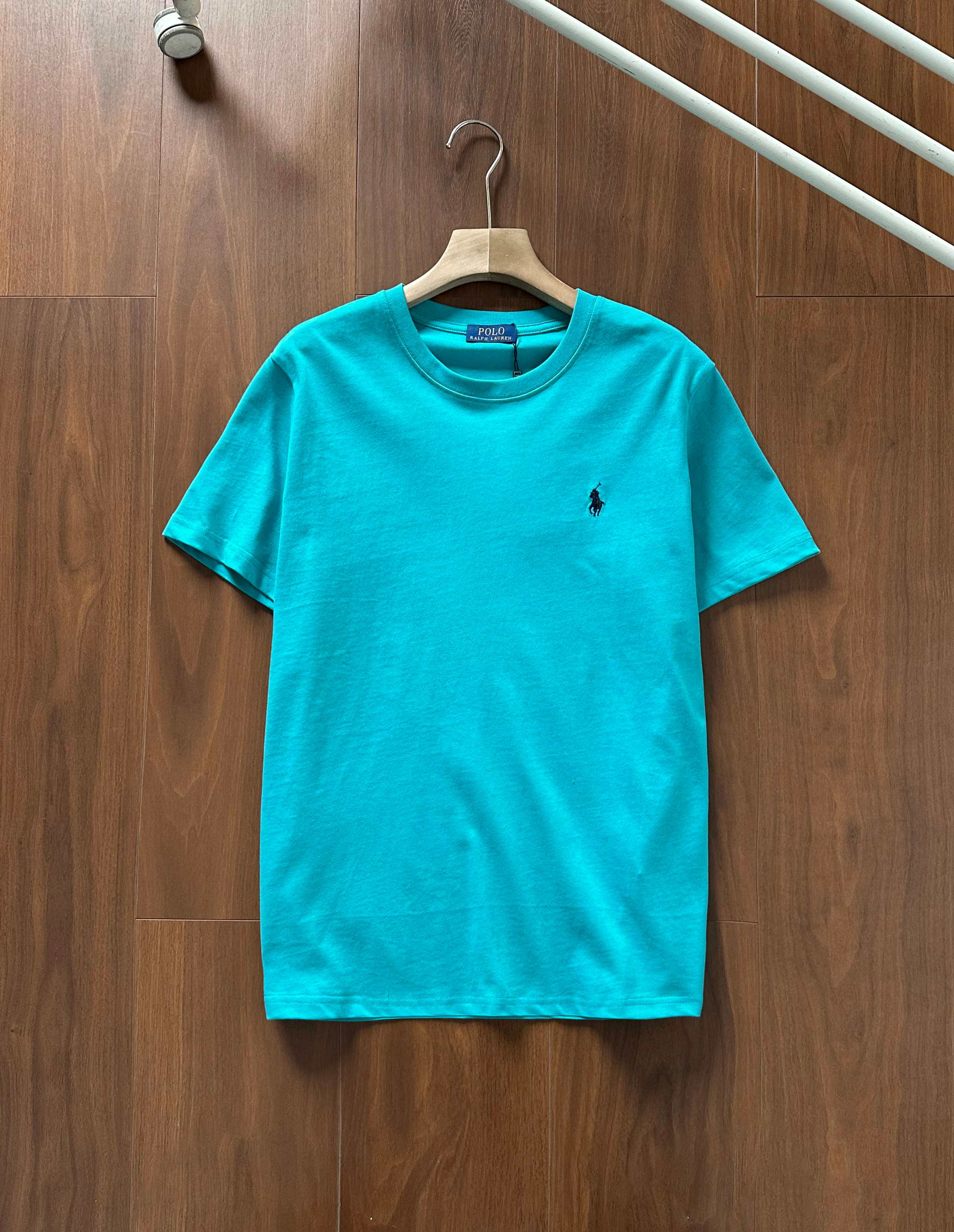 💰80【高品质】Ralph Lauren/拉夫劳伦男款夏纯棉打底圆领短袖T恤 六色上新✔ 高品质首选!全棉双纱平纹面料 柔软舒适 基础百搭!经典款一直很受欢迎!做工细节非常好!!简约圆领短袖T恤是永远的标配 胸前经典品牌刺绣 !颜色很多 满足喜欢不同颜色的客户需求!实物颜色更好看!各大明星同款!配情侣更佳 高品质货质量巨好 纯棉柔软与亲肤 立体设计与剪裁 经典款式时尚不过时!
颜色:黑色 白色 铁灰克莱因蓝 水兰 花灰
尺码 :M-3XL
衣长 胸围 肩宽 袖长
M 67 104 41.5 21
L 69 108 43 21.6
XL 71 112 44.5 22.2
2XL73 116 46 23
3XL 75 120 47 23.8
M可穿95斤-125斤
L可穿125斤-145斤
XL可穿145斤-160斤
2XL可穿160斤-175斤
3XL可穿180斤-200斤