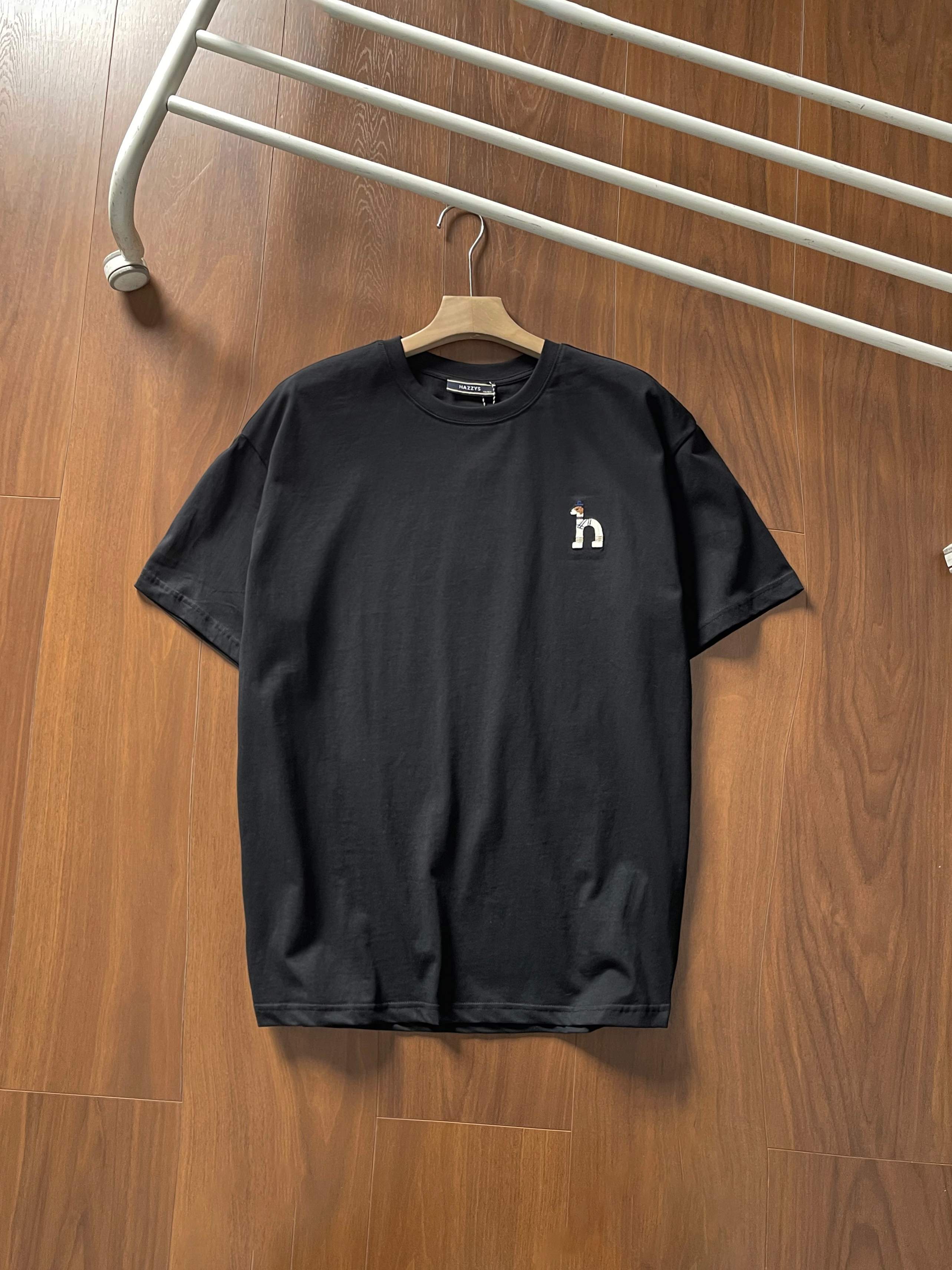 💰80【高版本】货号2550
哈吉斯HAZZYS经典款男士25年夏季新款宽松版型棉质 经典小标刺绣款夏季圆领短袖T恤 高品质首选✔认准品质下单 经典百搭款
全棉220克洗水面料 柔软舒适!品质超好!基础款主要就是品质货!经典款一直很受欢迎!做工细节非常好!!简约圆领短袖T恤是永远的标配 胸前经典品牌logo !各大明星同款!配情侣更佳 高品质货质量巨好 纯棉柔软与亲肤 立体设计与剪裁 经典款式时尚不过时!
颜色 黑色 白色 藏青
尺码:M一2xL
M 肩宽 47 胸围104 衣长69
m可穿100斤-135斤
L 肩宽 48 胸围108 衣长71
L可穿135斤-155斤
XL肩宽 50 胸围112 衣长73
XL可穿155斤-185斤
2XL肩宽52 胸围116 衣长75
2XL可穿180斤-205斤