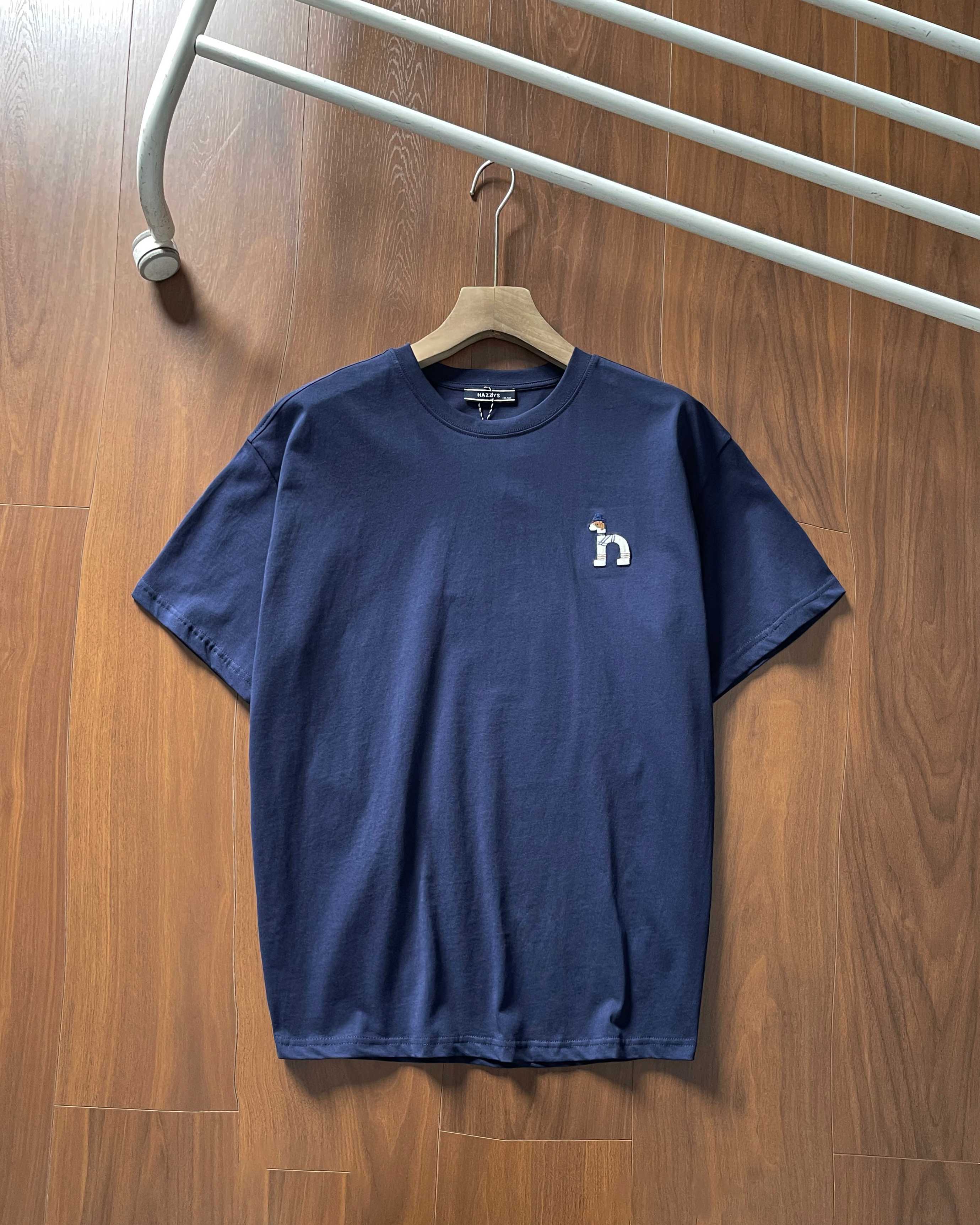 💰80【高版本】货号2550
哈吉斯HAZZYS经典款男士25年夏季新款宽松版型棉质 经典小标刺绣款夏季圆领短袖T恤 高品质首选✔认准品质下单 经典百搭款
全棉220克洗水面料 柔软舒适!品质超好!基础款主要就是品质货!经典款一直很受欢迎!做工细节非常好!!简约圆领短袖T恤是永远的标配 胸前经典品牌logo !各大明星同款!配情侣更佳 高品质货质量巨好 纯棉柔软与亲肤 立体设计与剪裁 经典款式时尚不过时!
颜色 黑色 白色 藏青
尺码:M一2xL
M 肩宽 47 胸围104 衣长69
m可穿100斤-135斤
L 肩宽 48 胸围108 衣长71
L可穿135斤-155斤
XL肩宽 50 胸围112 衣长73
XL可穿155斤-185斤
2XL肩宽52 胸围116 衣长75
2XL可穿180斤-205斤