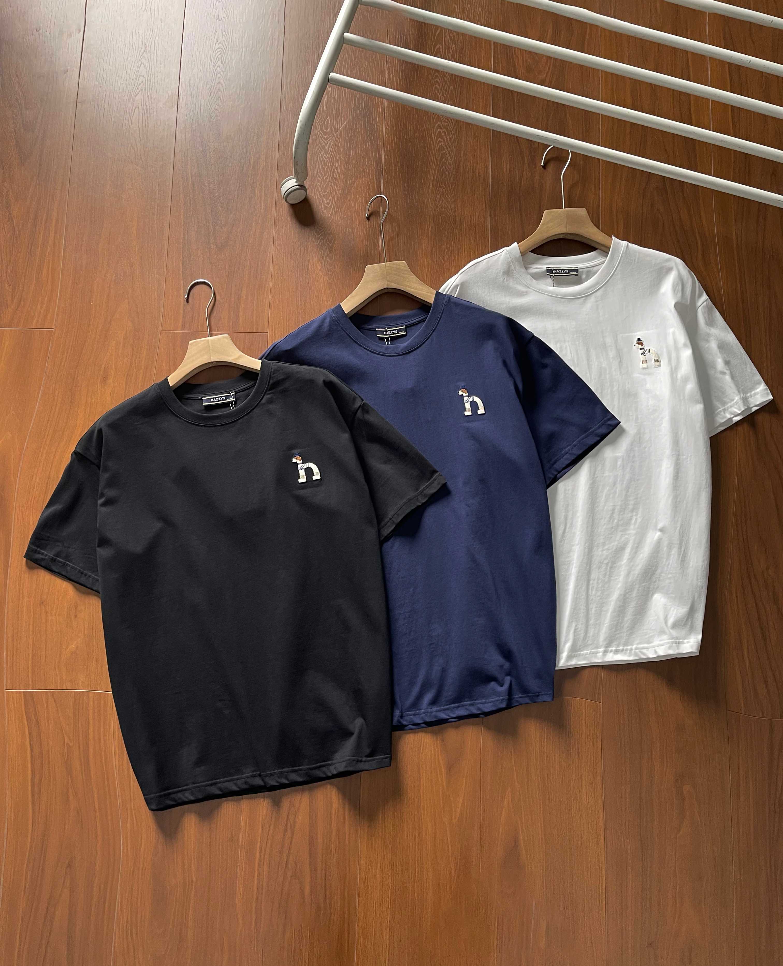 💰80【高版本】货号2550
哈吉斯HAZZYS经典款男士25年夏季新款宽松版型棉质 经典小标刺绣款夏季圆领短袖T恤 高品质首选✔认准品质下单 经典百搭款
全棉220克洗水面料 柔软舒适!品质超好!基础款主要就是品质货!经典款一直很受欢迎!做工细节非常好!!简约圆领短袖T恤是永远的标配 胸前经典品牌logo !各大明星同款!配情侣更佳 高品质货质量巨好 纯棉柔软与亲肤 立体设计与剪裁 经典款式时尚不过时!
颜色 黑色 白色 藏青
尺码:M一2xL
M 肩宽 47 胸围104 衣长69
m可穿100斤-135斤
L 肩宽 48 胸围108 衣长71
L可穿135斤-155斤
XL肩宽 50 胸围112 衣长73
XL可穿155斤-185斤
2XL肩宽52 胸围116 衣长75
2XL可穿180斤-205斤
