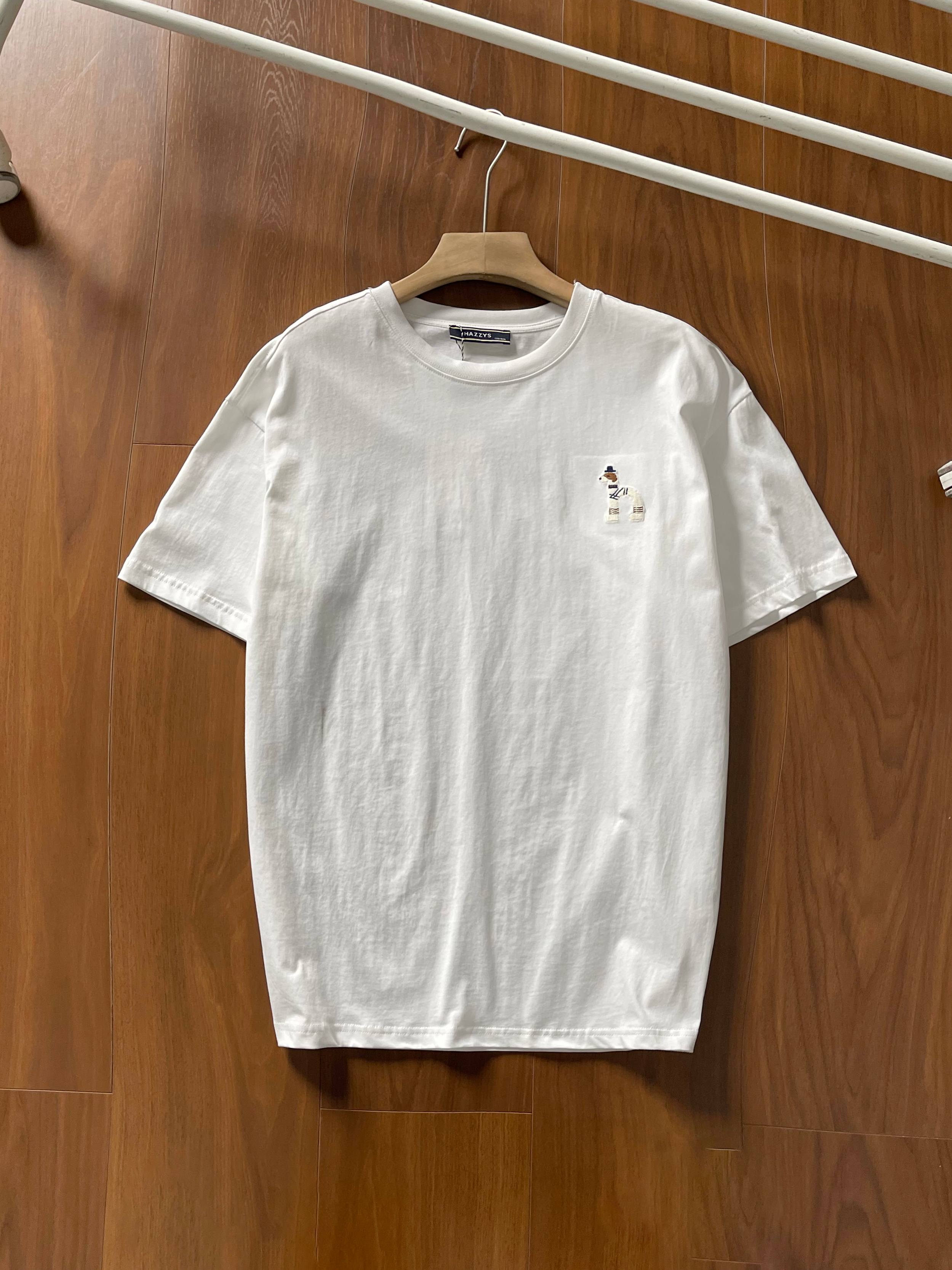 💰80【高版本】货号2550
哈吉斯HAZZYS经典款男士25年夏季新款宽松版型棉质 经典小标刺绣款夏季圆领短袖T恤 高品质首选✔认准品质下单 经典百搭款
全棉220克洗水面料 柔软舒适!品质超好!基础款主要就是品质货!经典款一直很受欢迎!做工细节非常好!!简约圆领短袖T恤是永远的标配 胸前经典品牌logo !各大明星同款!配情侣更佳 高品质货质量巨好 纯棉柔软与亲肤 立体设计与剪裁 经典款式时尚不过时!
颜色 黑色 白色 藏青
尺码:M一2xL
M 肩宽 47 胸围104 衣长69
m可穿100斤-135斤
L 肩宽 48 胸围108 衣长71
L可穿135斤-155斤
XL肩宽 50 胸围112 衣长73
XL可穿155斤-185斤
2XL肩宽52 胸围116 衣长75
2XL可穿180斤-205斤