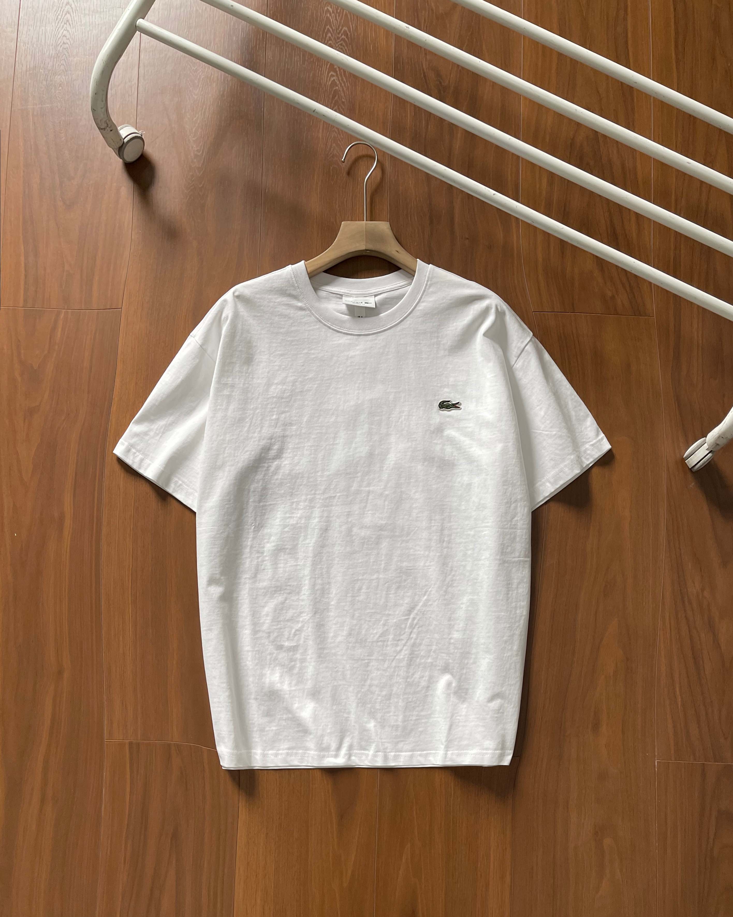 💰80【高品质】货号2552
LACOSTE法国鳄鱼男装经典基础款7色休闲纯棉舒适短袖正肩T恤|官网新款 胸前经典刺绣logo 高品质货✔全棉220克洗水面料 !柔软舒适!品质超好!基础款主要就是品质货!经典款一直很受欢迎!做工细节非常好!!简约圆领短袖T恤是永远的标配 胸前经典品牌logo !各大明星同款!配情侣更佳 高品质货质量巨好 纯棉柔软与亲肤 立体设计与剪裁 经典款式时尚不过时!
颜色 黑色 白色 宝蓝 卡其 墨绿 深灰 花灰
尺码:M一2xL
M 肩宽 47 胸围104 衣长69
m可穿100斤-135斤
L 肩宽 48 胸围108 衣长71
L可穿135斤-155斤
XL肩宽 50 胸围112 衣长73
XL可穿155斤-185斤
2XL肩宽52 胸围116 衣长75
2XL可穿180斤-205斤