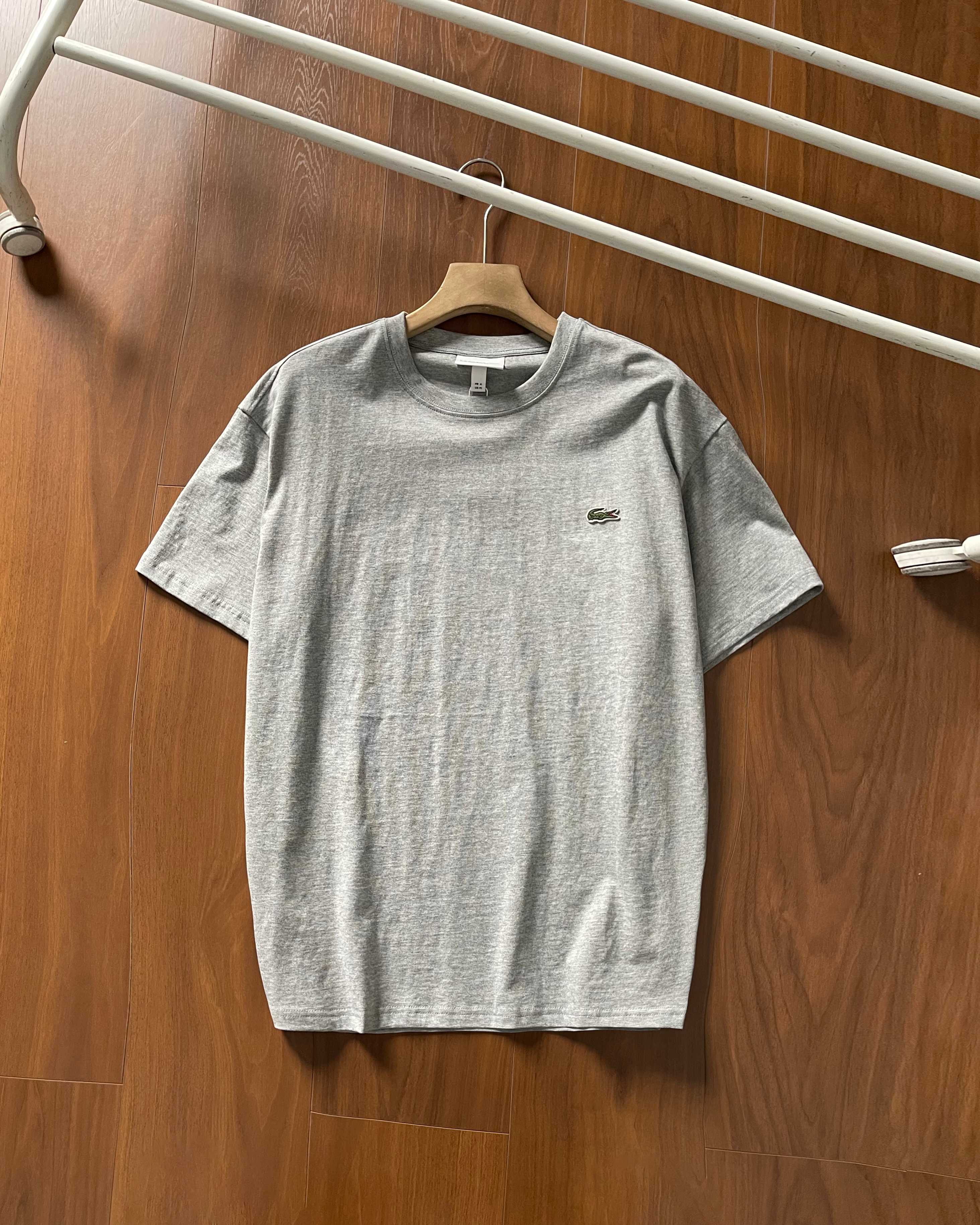 💰80【高品质】货号2552
LACOSTE法国鳄鱼男装经典基础款7色休闲纯棉舒适短袖正肩T恤|官网新款 胸前经典刺绣logo 高品质货✔全棉220克洗水面料 !柔软舒适!品质超好!基础款主要就是品质货!经典款一直很受欢迎!做工细节非常好!!简约圆领短袖T恤是永远的标配 胸前经典品牌logo !各大明星同款!配情侣更佳 高品质货质量巨好 纯棉柔软与亲肤 立体设计与剪裁 经典款式时尚不过时!
颜色 黑色 白色 宝蓝 卡其 墨绿 深灰 花灰
尺码:M一2xL
M 肩宽 47 胸围104 衣长69
m可穿100斤-135斤
L 肩宽 48 胸围108 衣长71
L可穿135斤-155斤
XL肩宽 50 胸围112 衣长73
XL可穿155斤-185斤
2XL肩宽52 胸围116 衣长75
2XL可穿180斤-205斤