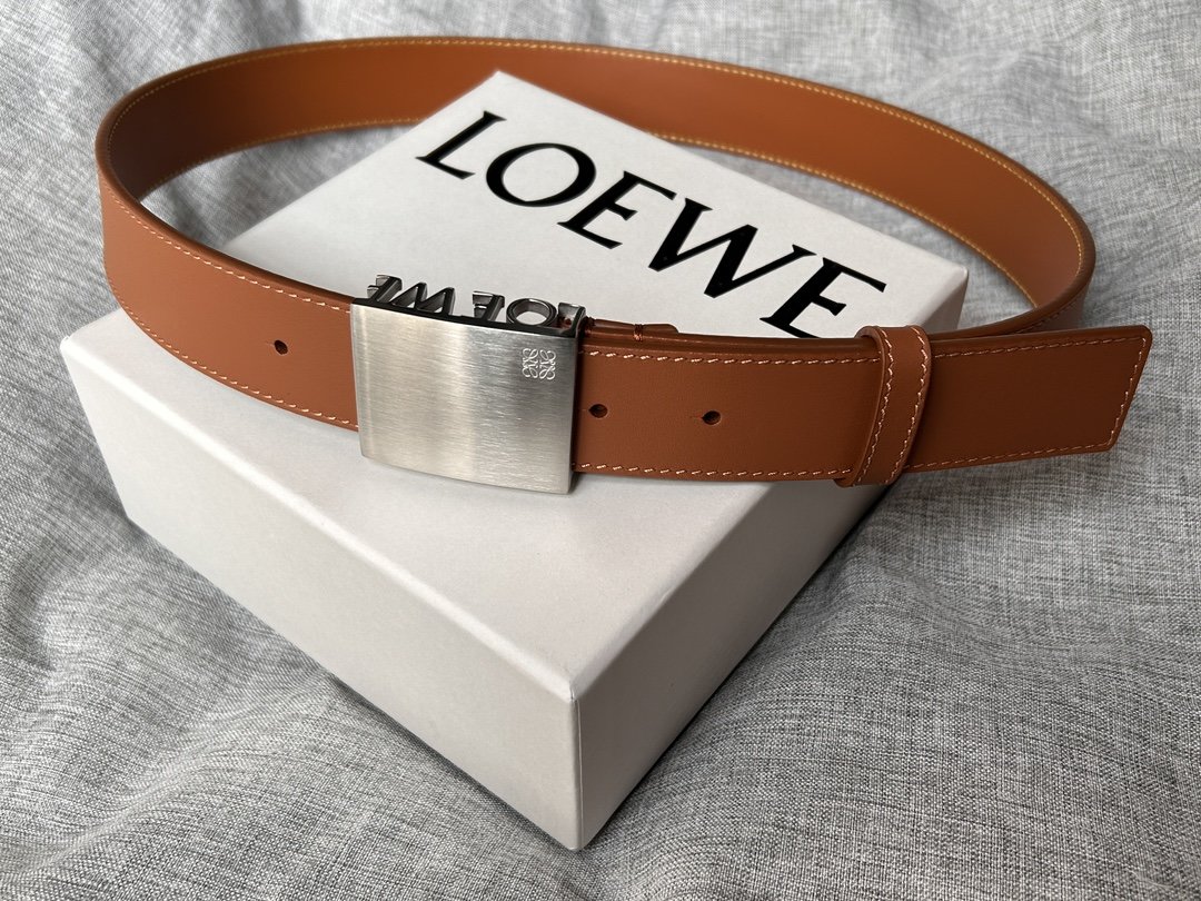 LOEWE罗意威专柜新款男款休闲腰带宽3.5cm光滑小牛皮饰有LOEWE金属饰牌搭扣