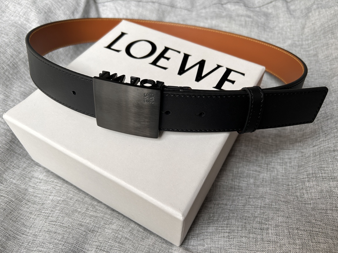 LOEWE罗意威专柜新款男款休闲腰带宽3.5cm光滑小牛皮饰有LOEWE金属饰牌搭扣