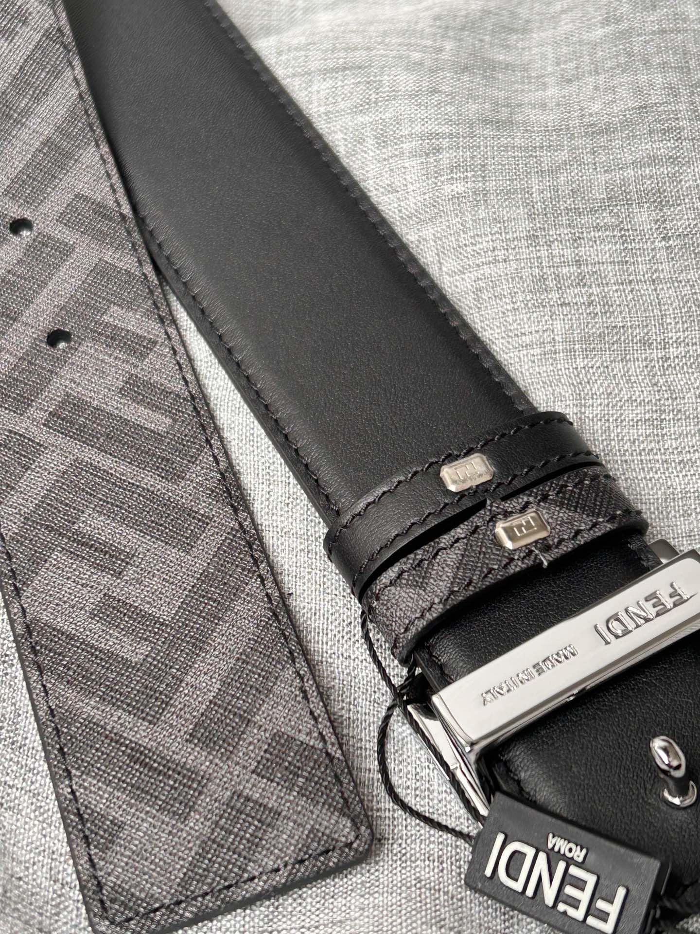 FENDI（芬迪）专柜同款 男款休闲双面用腰带 宽4.0cm 黑色粒面牛皮 另一面印有黑色和烟灰色FF图