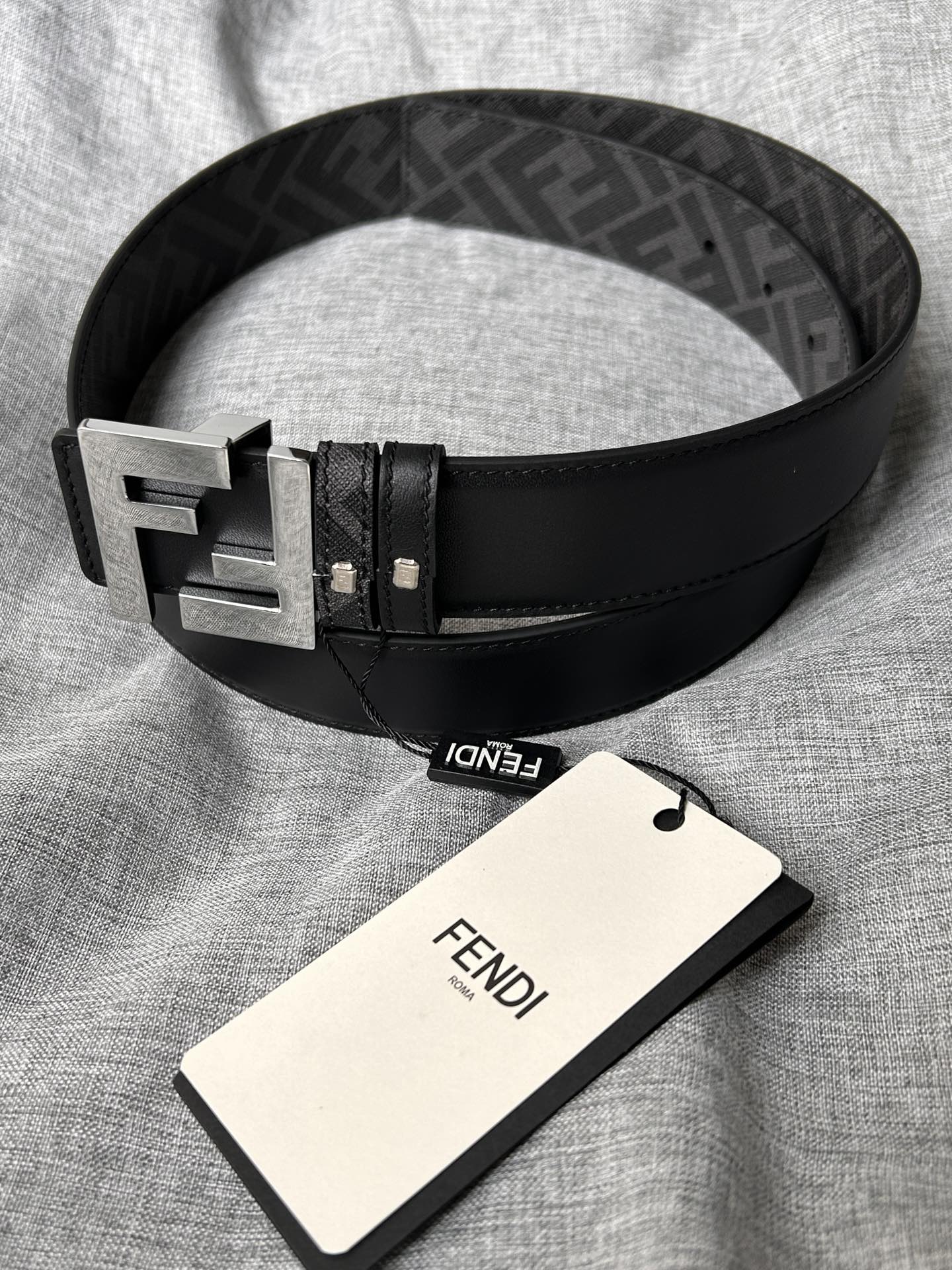 FENDI（芬迪）专柜同款 男款休闲双面用腰带 宽4.0cm 黑色粒面牛皮 另一面印有黑色和烟灰色FF图