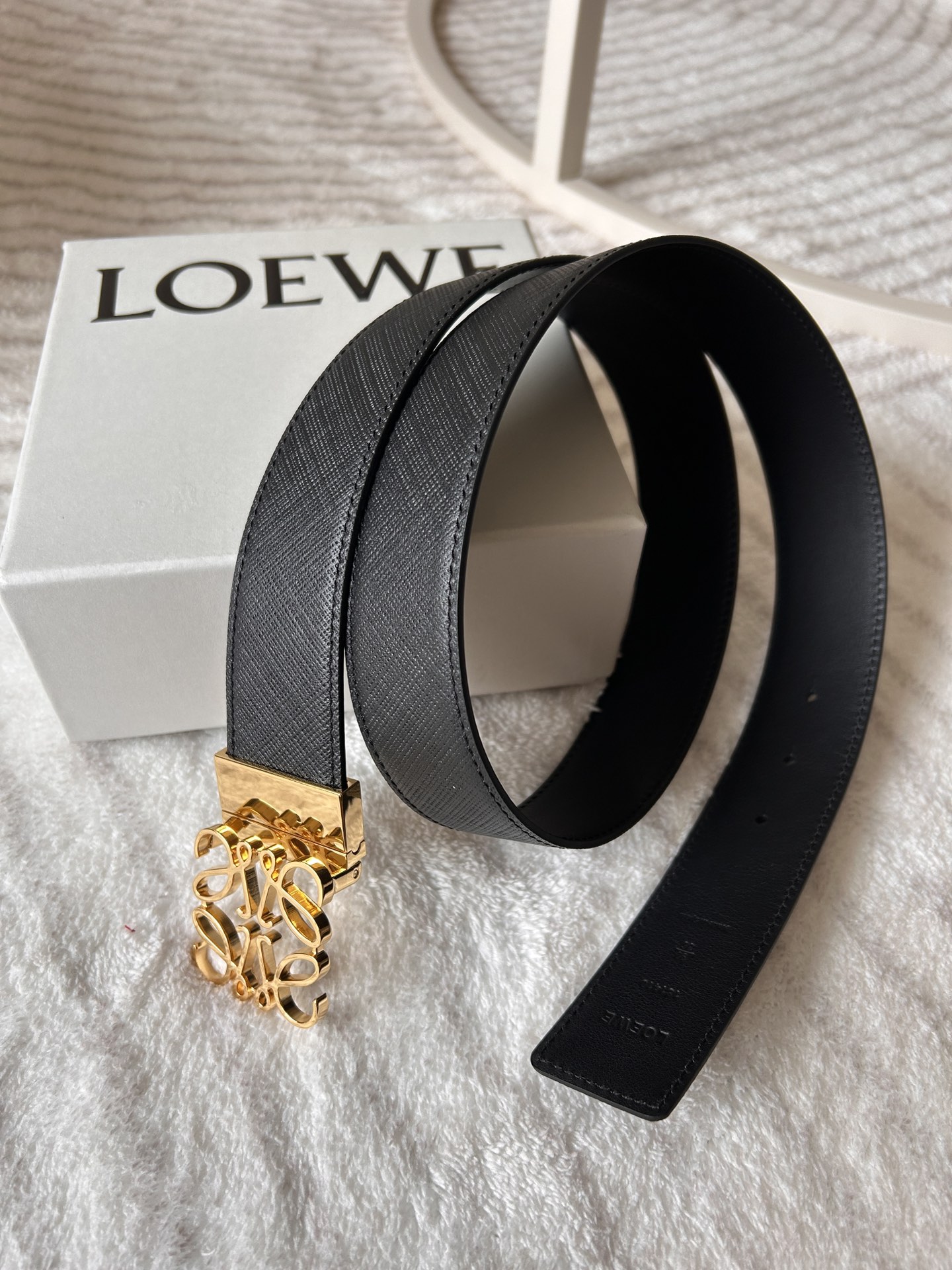 LOEWE（罗意威）专柜同款 双面用休闲腰带，宽4.0cm 选用纹理小牛皮制成，配有镀钯 Anagram 带扣。长短可自行裁剪