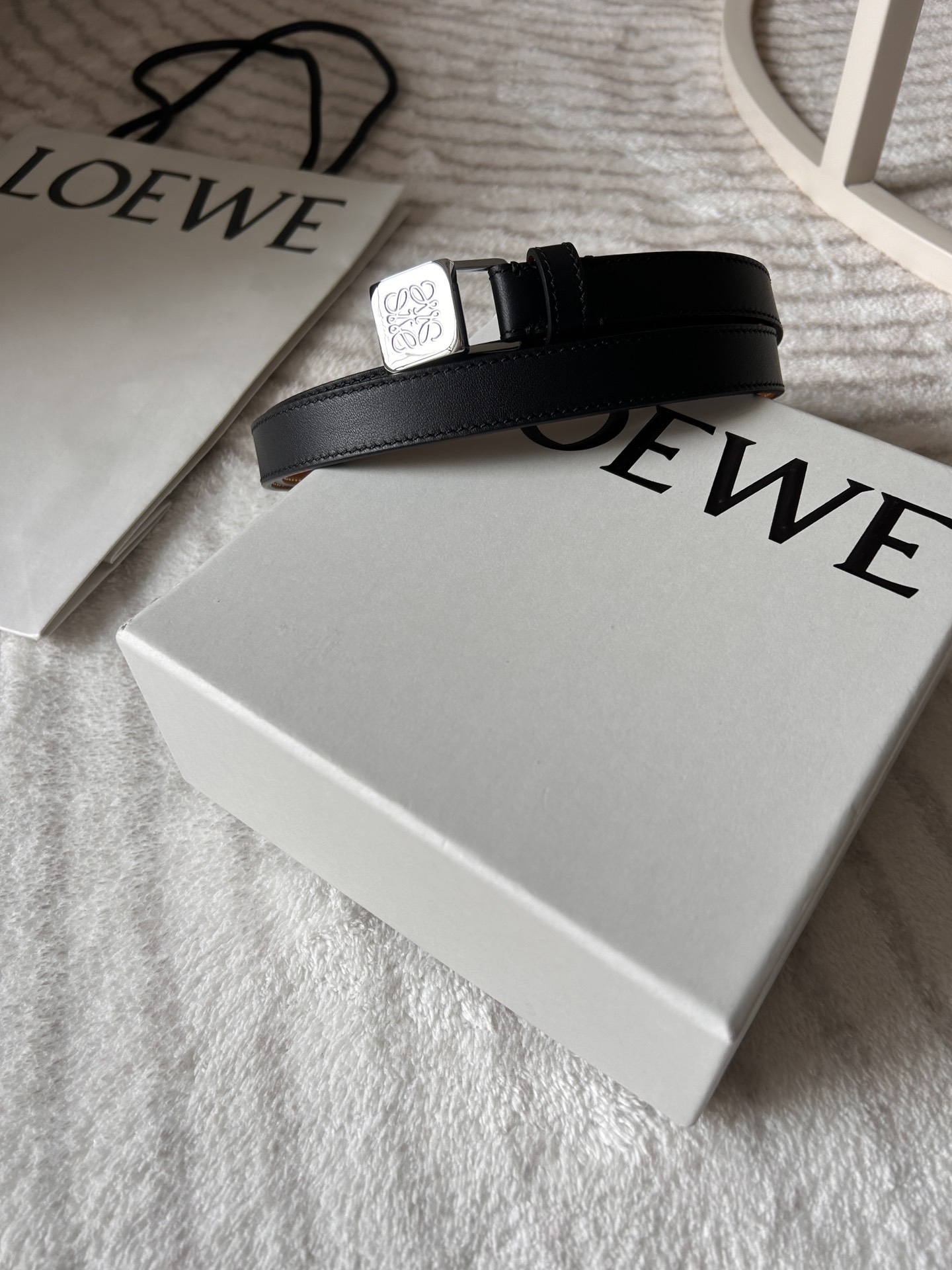 LOEWE(罗意威) 专柜同款 女士窄版腰带 宽2.0cm 光滑牛皮窄款腰带，皮质柔软细腻，五金搭配 Anagram 挂锁搭扣。