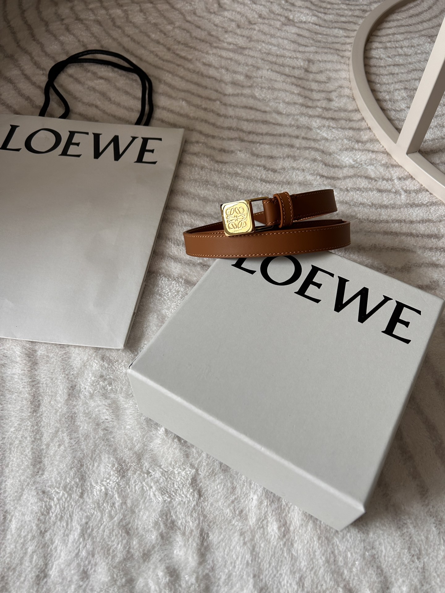 LOEWE(罗意威) 专柜同款 女士窄版腰带 宽2.0cm 光滑牛皮窄款腰带，皮质柔软细腻，五金搭配 Anagram 挂锁搭扣。