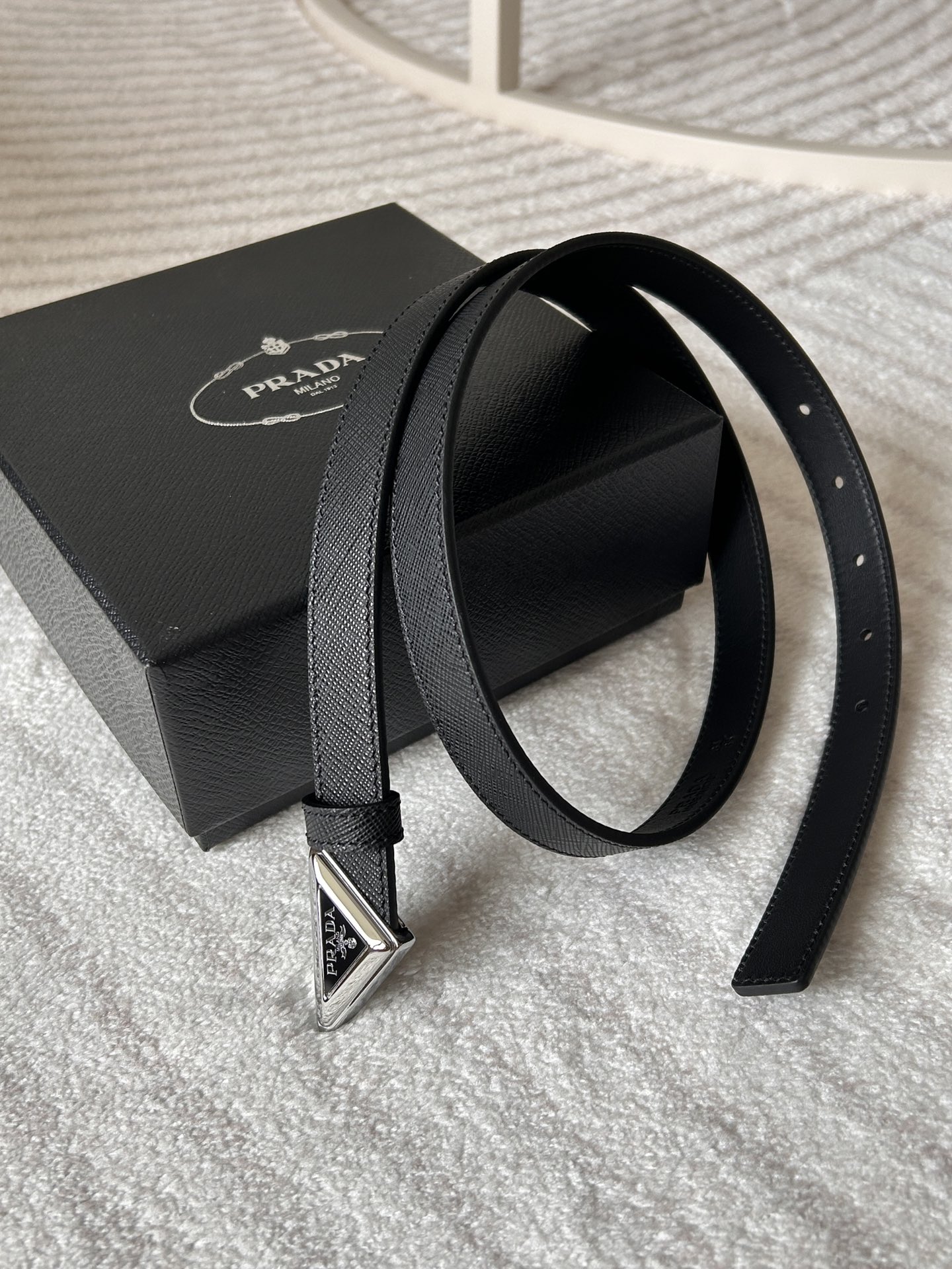 Prada Female Belt: Classic Black Leather with Triangle Button, Suitable for Various Outfits - 图片 5