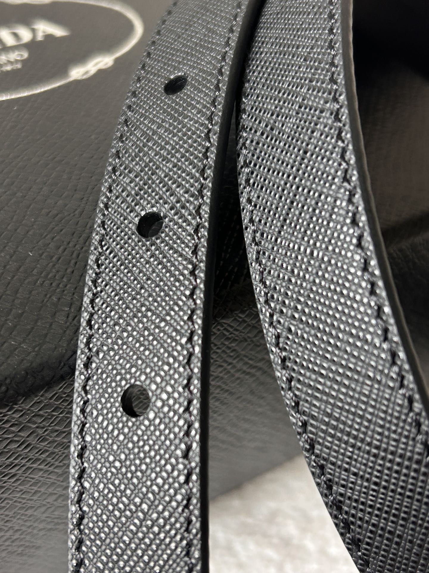 Prada Female Belt: Classic Black Leather with Triangle Button, Suitable for Various Outfits - 图片 6