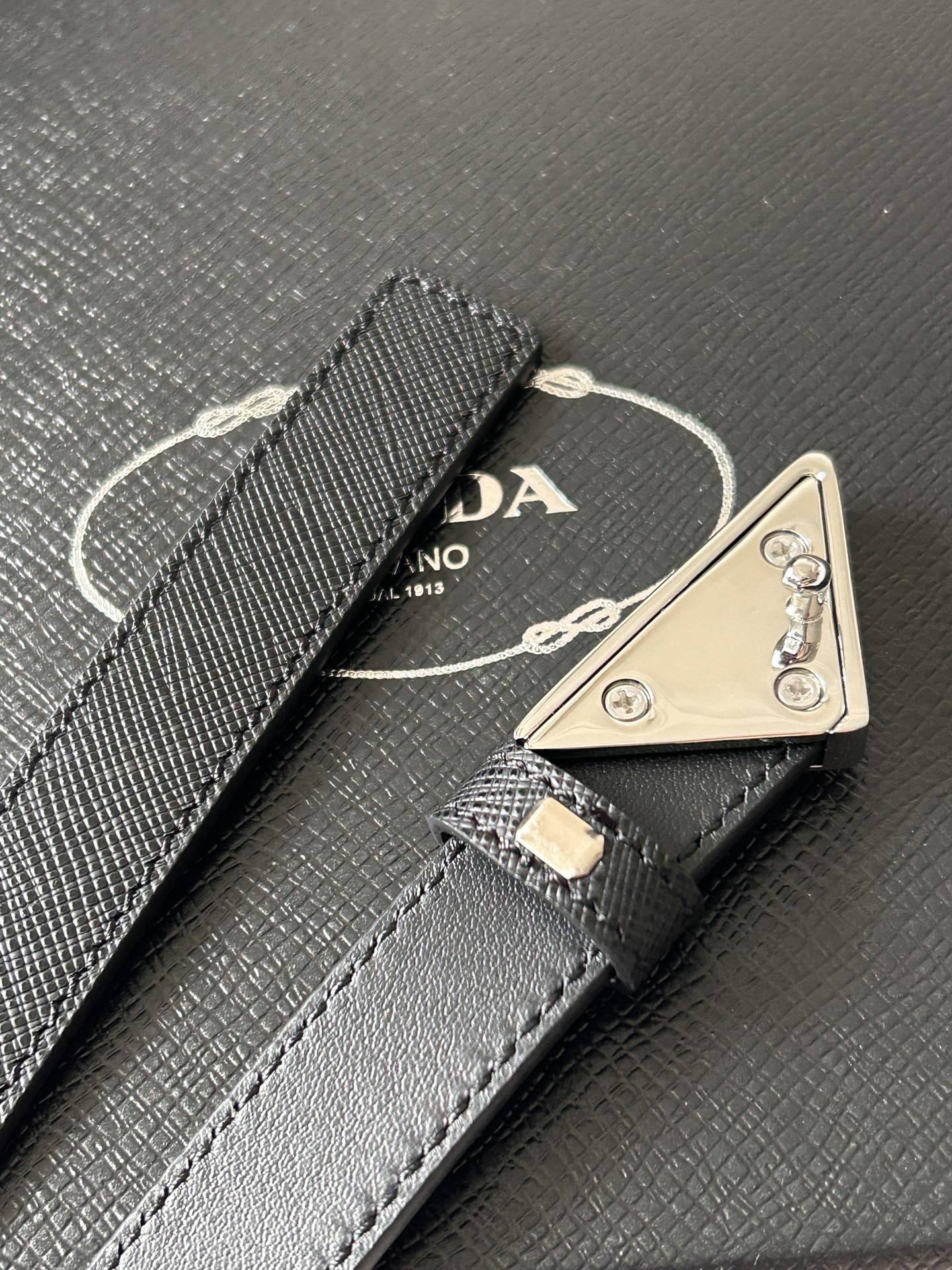 Prada Female Belt: Classic Black Leather with Triangle Button, Suitable for Various Outfits - 图片 4
