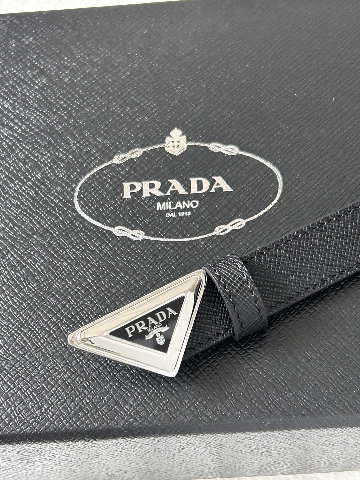 Prada Female Belt: Classic Black Leather with Triangle Button, Suitable for Various Outfits - 图片 3