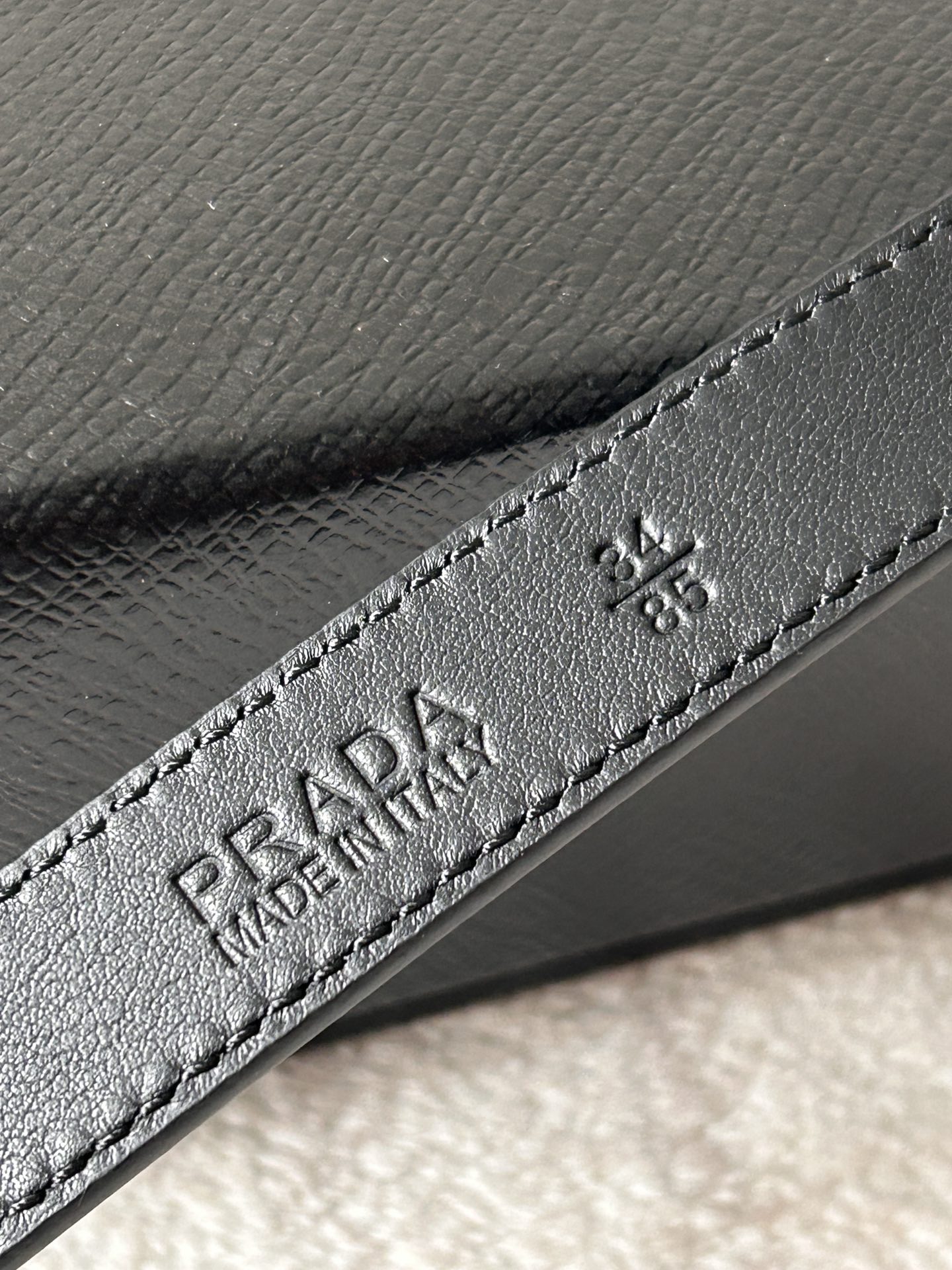 Prada Female Belt: Classic Black Leather with Triangle Button, Suitable for Various Outfits - 图片 7
