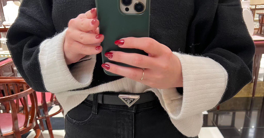 Prada Female Belt: Classic Black Leather for Confident Style Statement - 图片 3