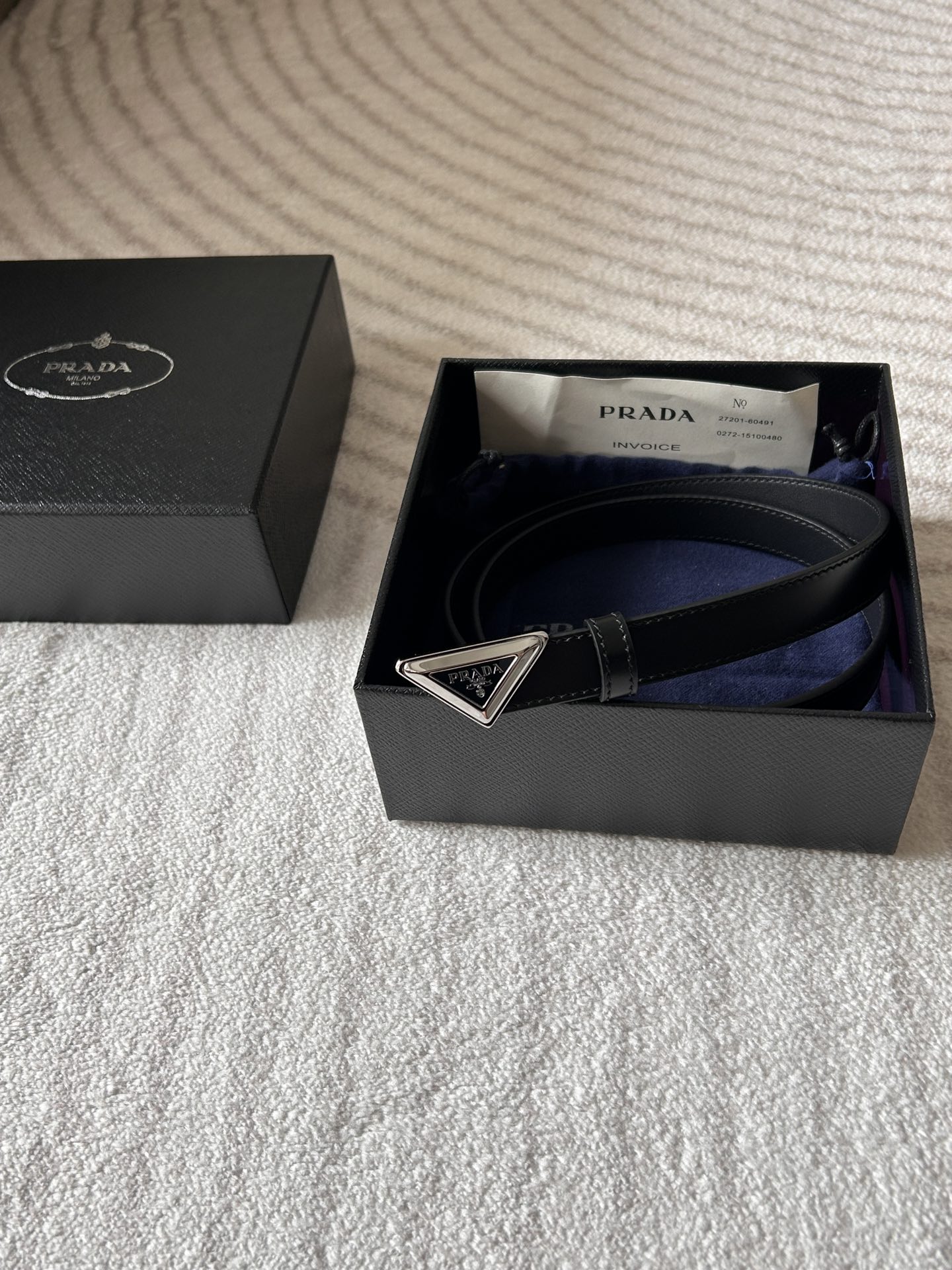Prada Female Belt: Classic Black Leather with Triangle Button, Versatile for Work and Leisure. - 图片 7