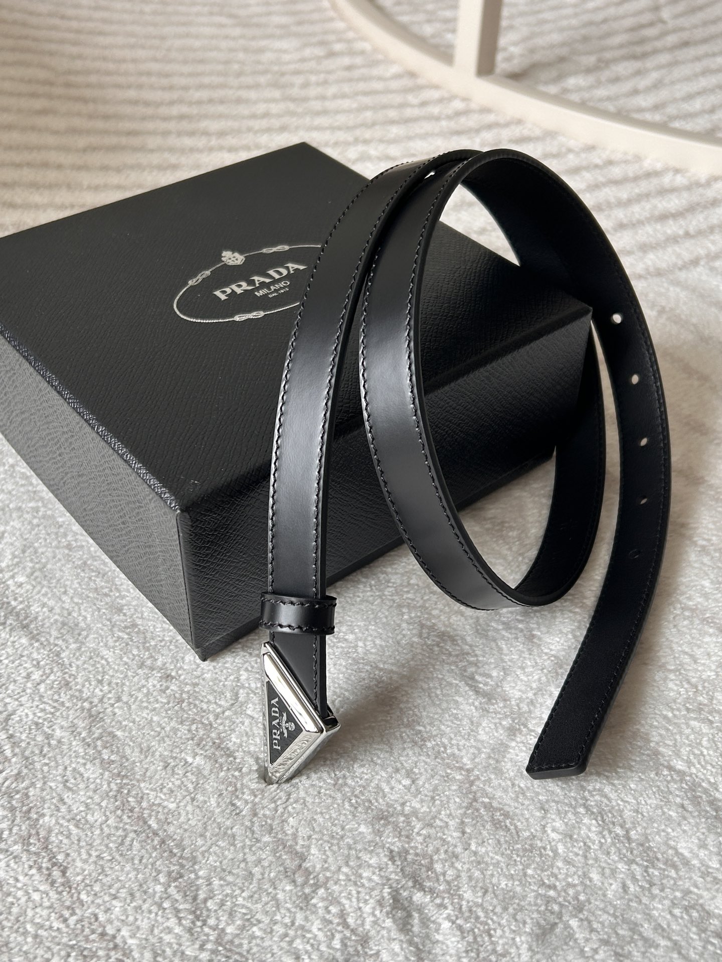 Prada Female Belt: Classic Black Leather with Triangle Button, Versatile for Work and Leisure. - 图片 4