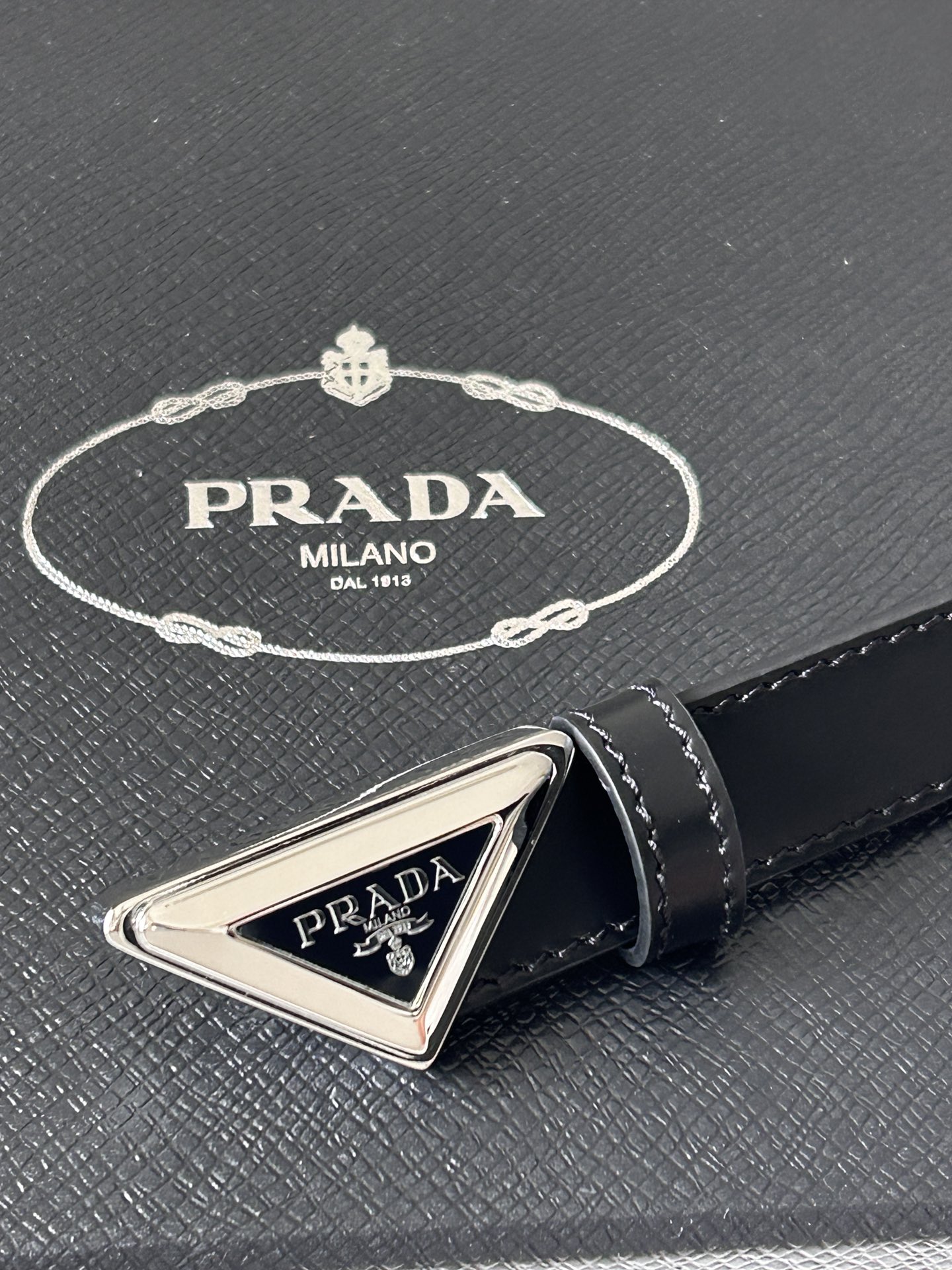 Prada Female Belt: Classic Black Leather with Triangle Button, Versatile for Work and Leisure. - 图片 3