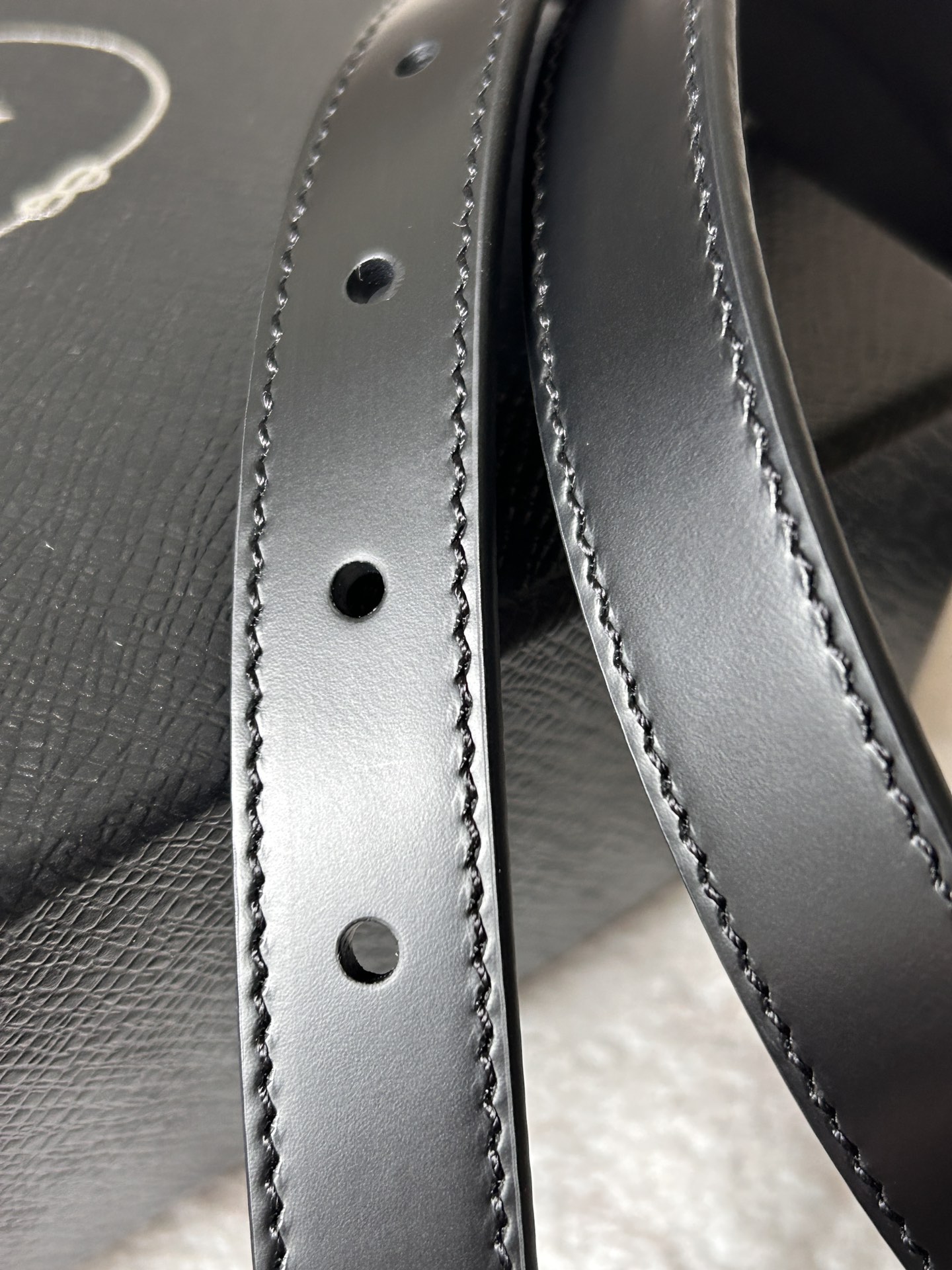 Prada Female Belt: Classic Black Leather Triangle Button, 2.0cm Wide, Stylish and Versatile. - 图片 5