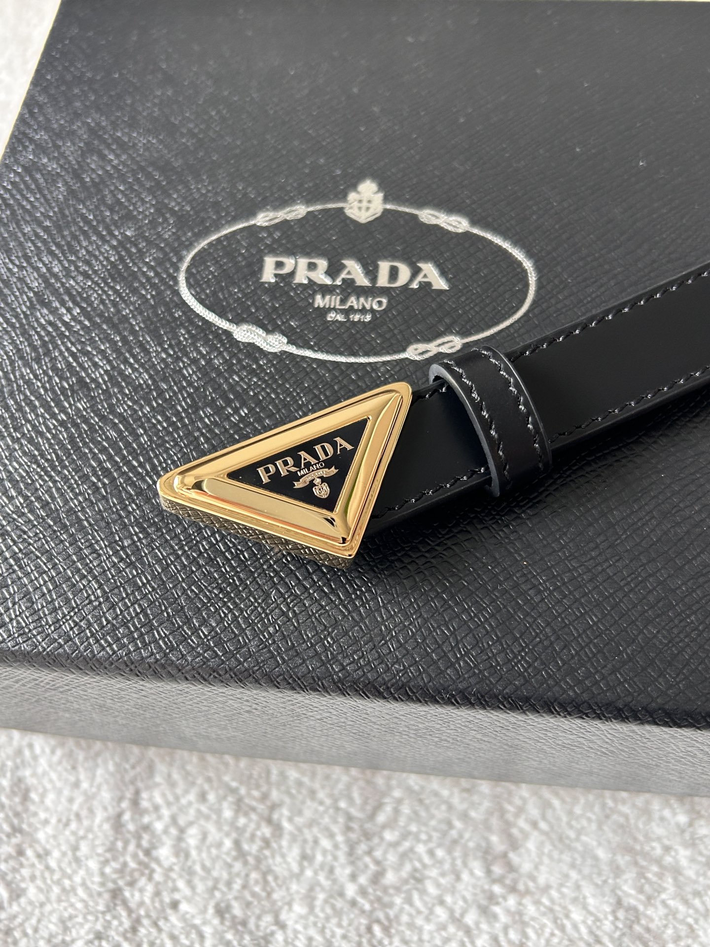 [Prada Belts]Black leather has excellent texture Easily add the finishing touc