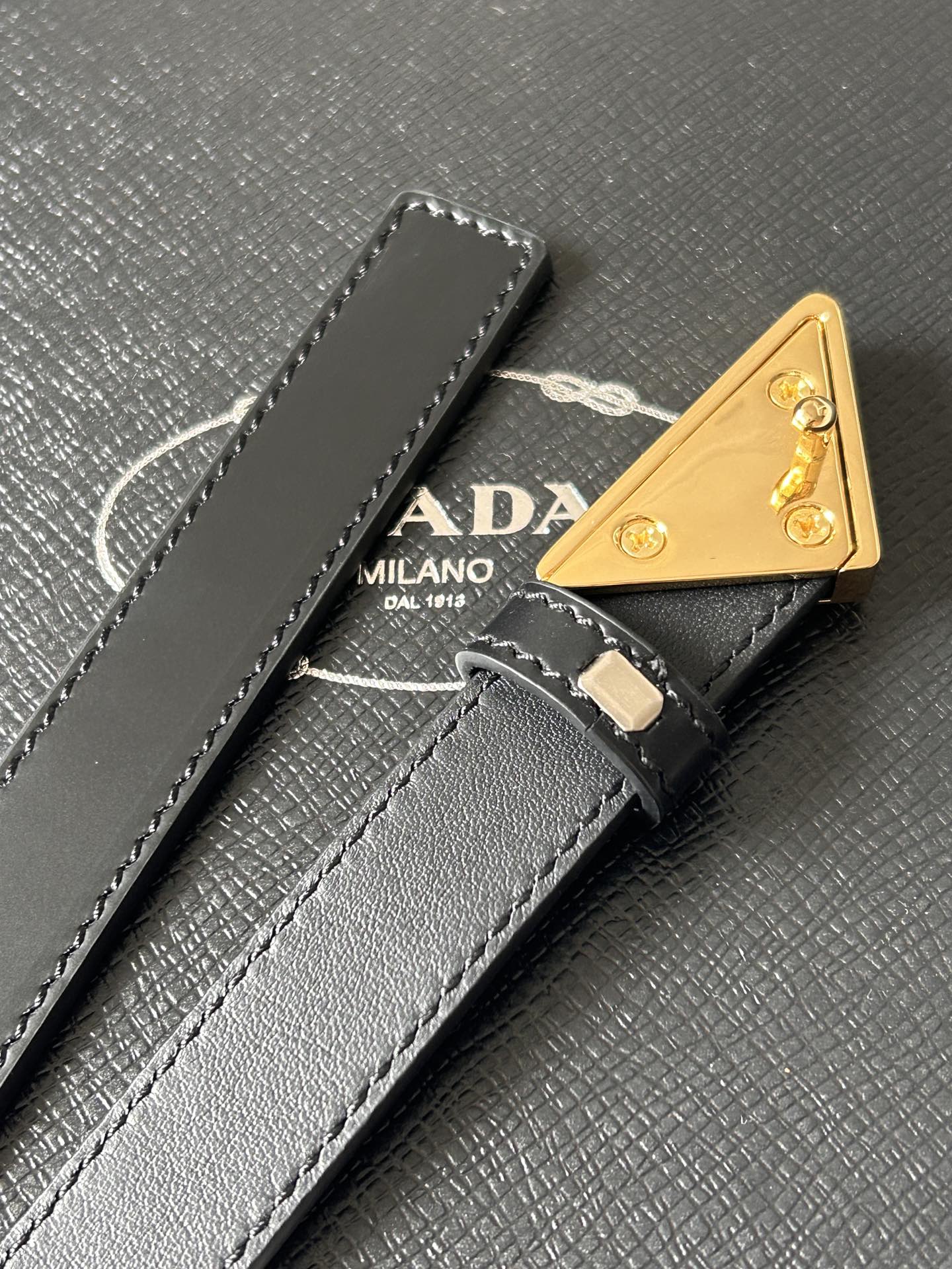 Prada Female Belt: Classic Black Leather Triangle Button, 2.0cm Wide, Stylish and Versatile. - 图片 3