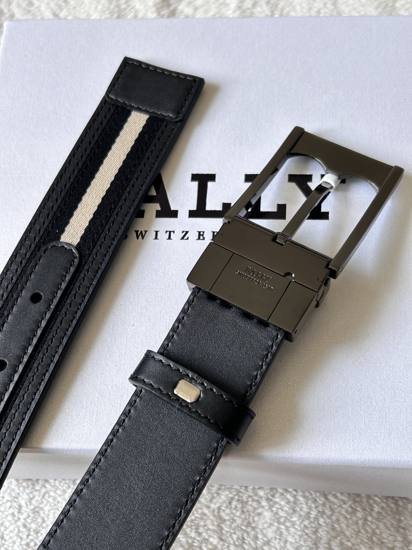 Bally Men’s Leather Belt: Modern Classic with Double Belts and B-Word Tie - 图片 3