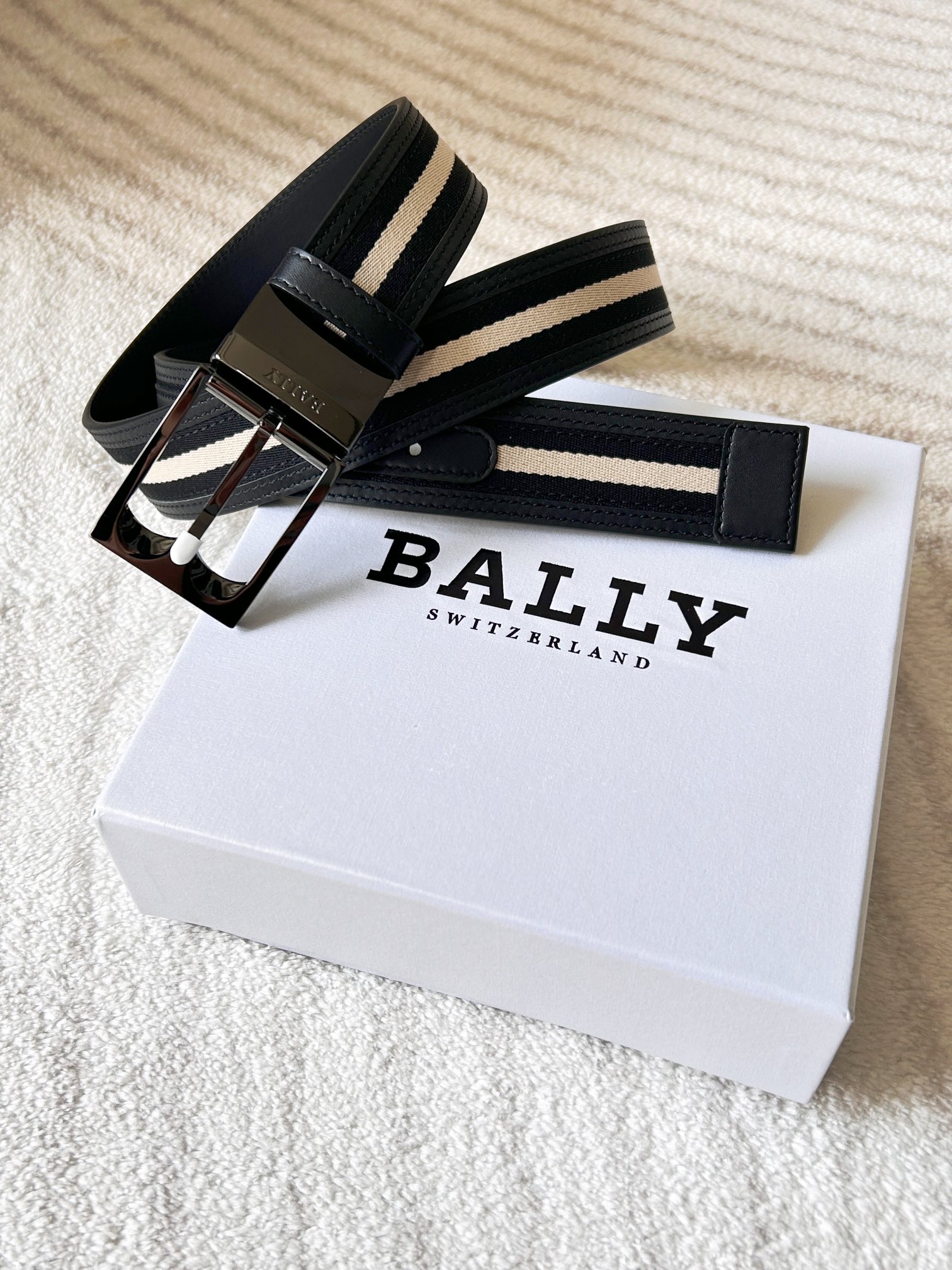 Bally Men’s Leather Belt: Modern Classic with Double Belts and B-Word Tie