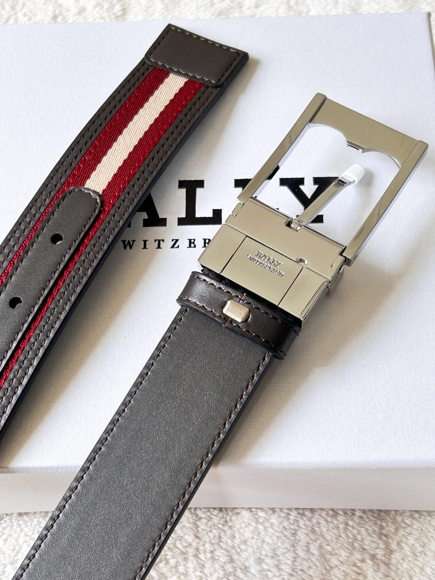 Bally Men’s Double Belt: Modern Style with Classic Black and White Stripes - 图片 3