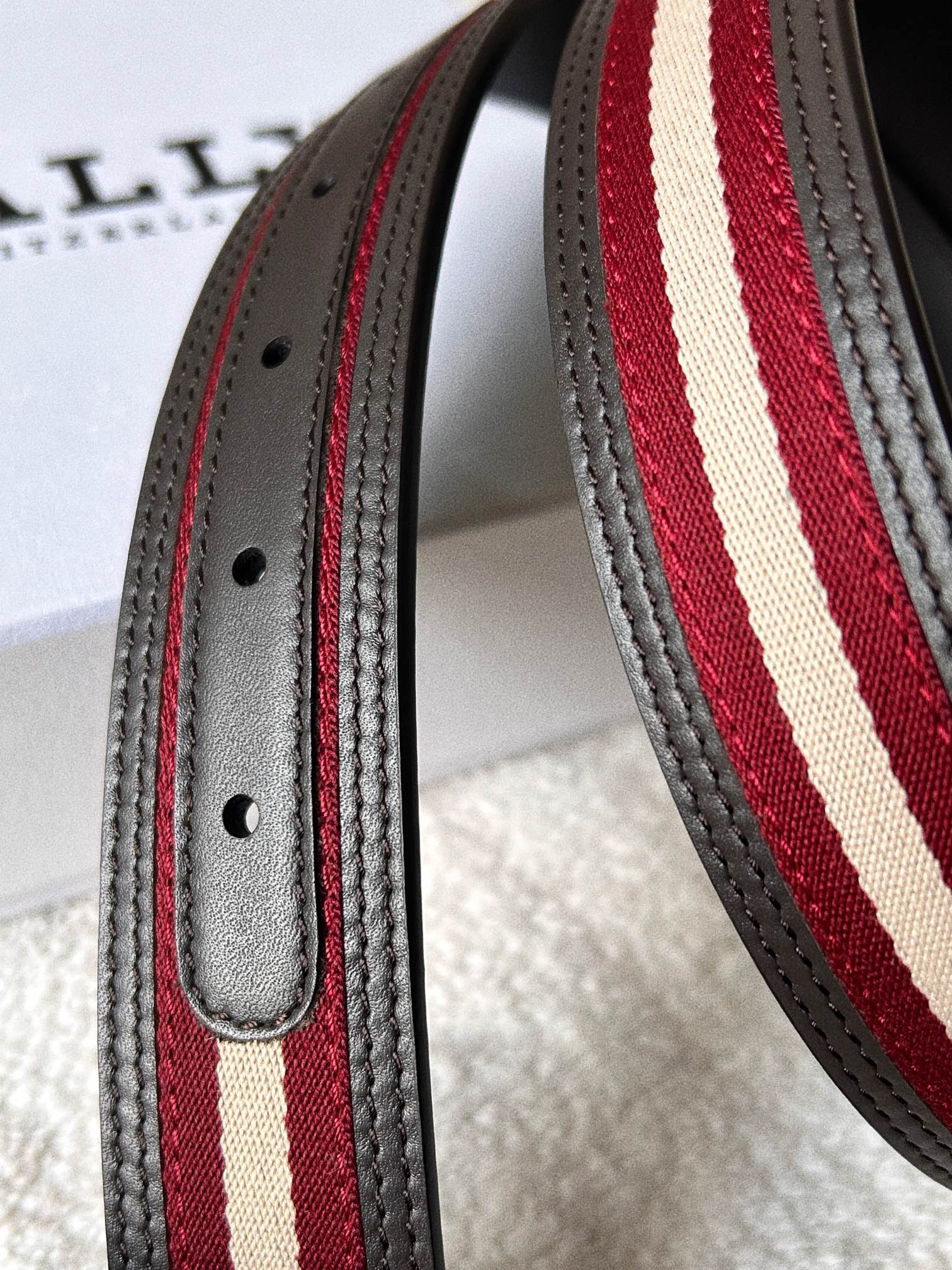 Bally Men’s Double Belt: Modern Style with Classic Black and White Stripes - 图片 5