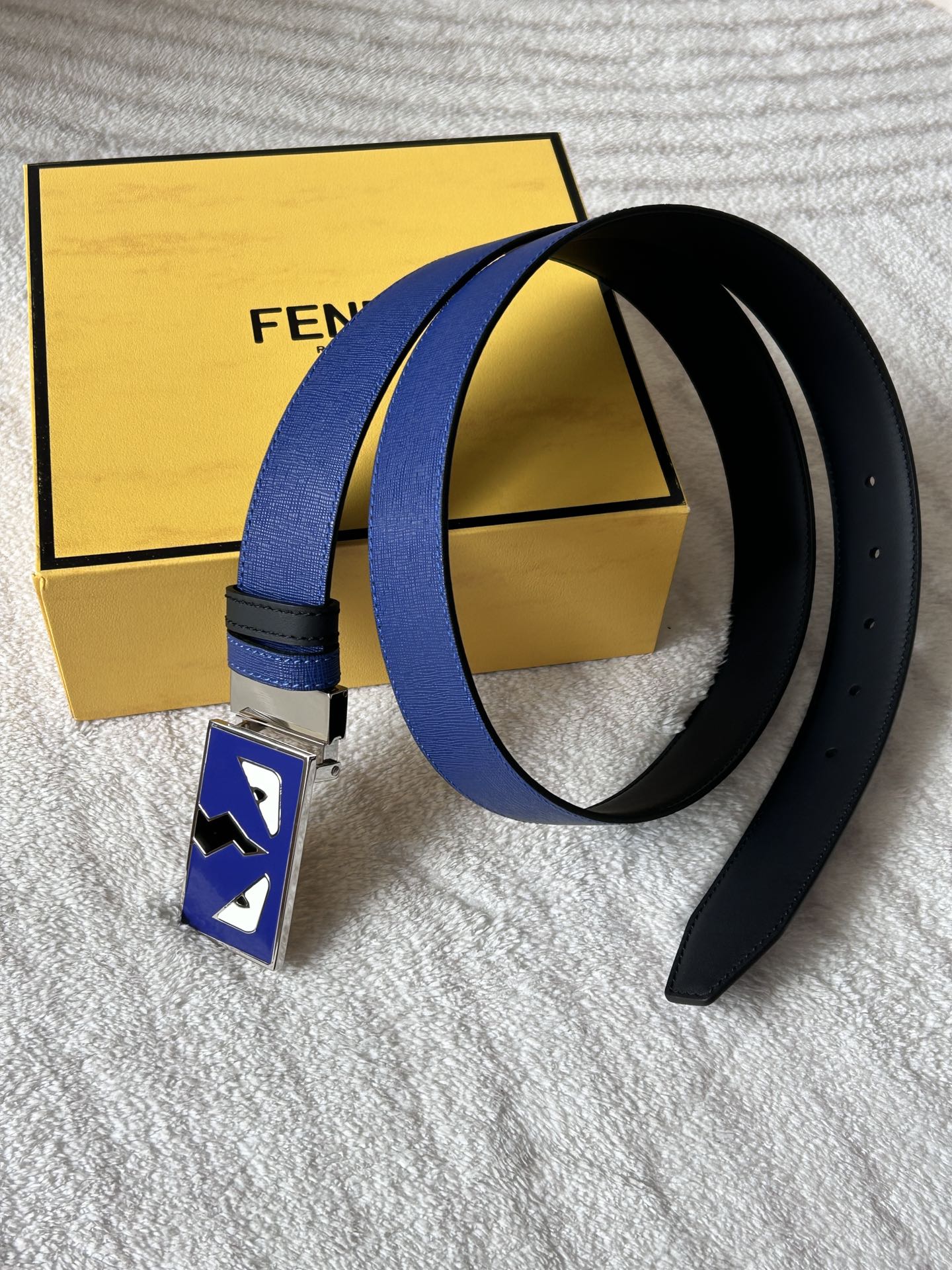 Fendi 𝕎𝕚𝕕𝕥𝕙：𝟯 𝟰𝗰𝗺 代购品质 免税包装 芬迪 FENDI 小怪兽 进口牛皮双面可用/搭配精品纯铜五金扣 对版开模 精工细节走线 做工