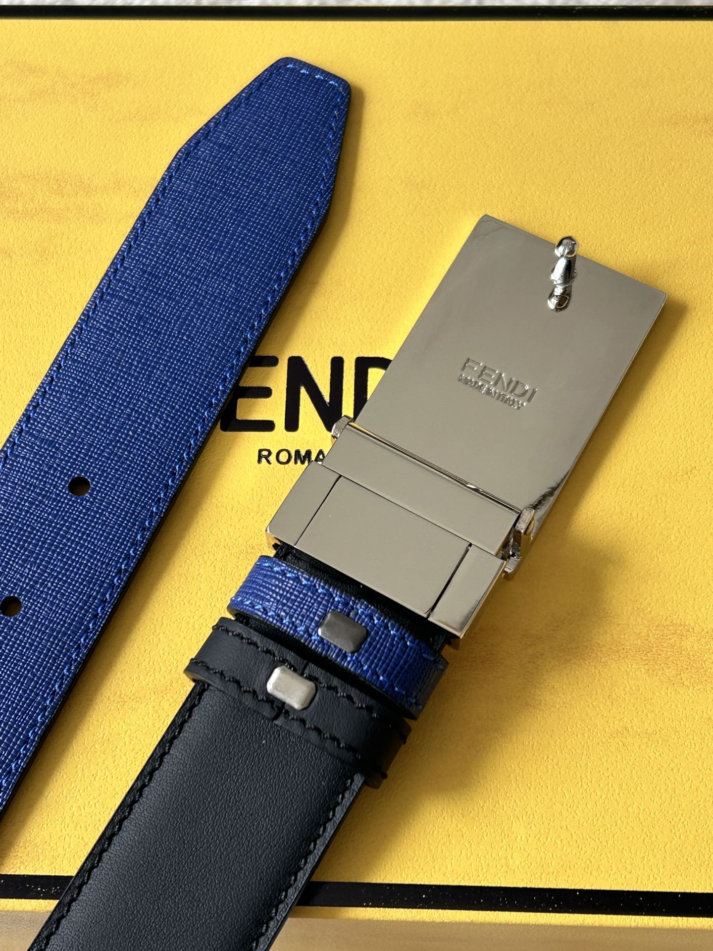 Fendi 𝕎𝕚𝕕𝕥𝕙：𝟯 𝟰𝗰𝗺 代购品质 免税包装 芬迪 FENDI 小怪兽 进口牛皮双面可用/搭配精品纯铜五金扣 对版开模 精工细节走线 做工