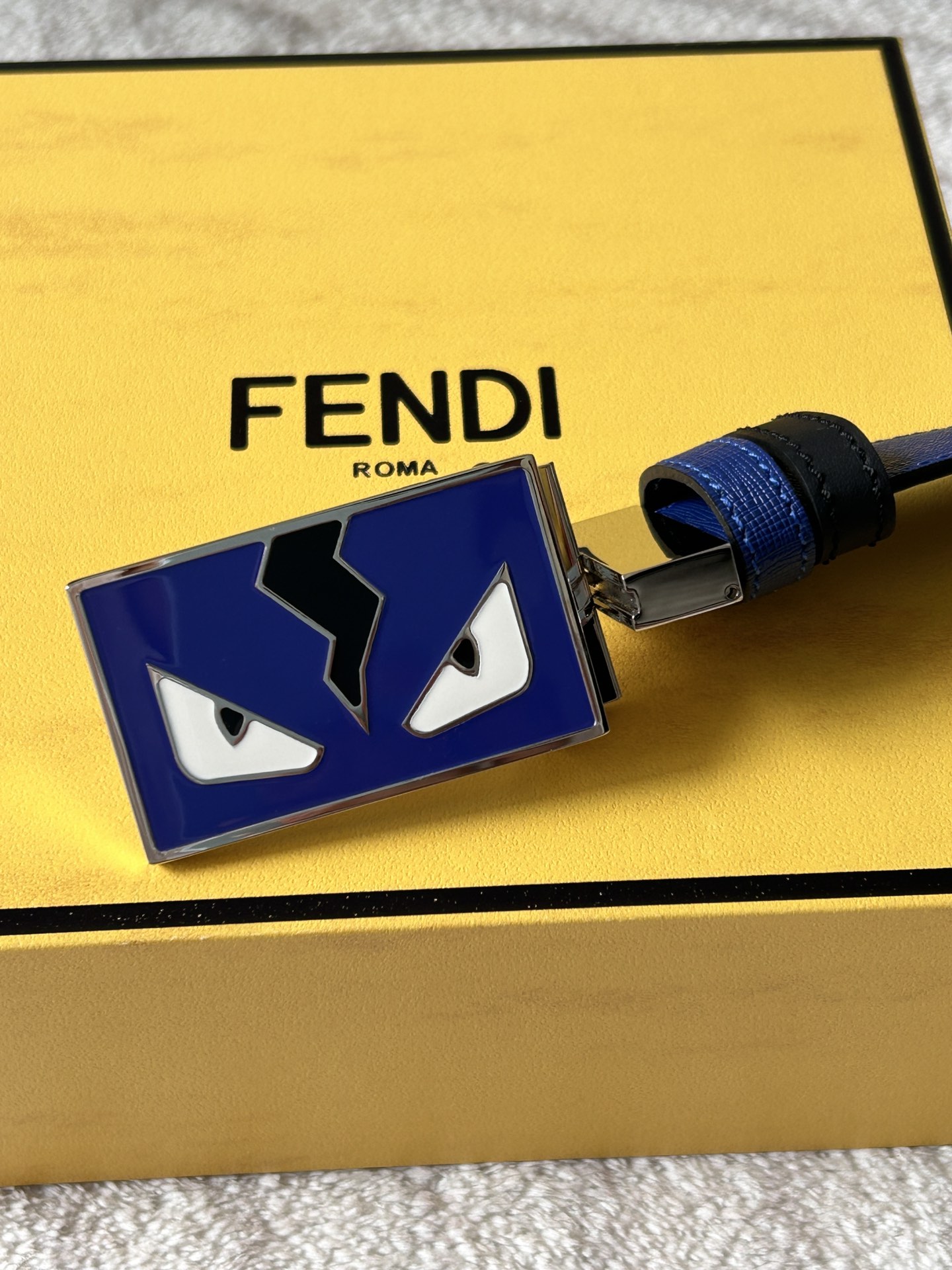 Fendi 𝕎𝕚𝕕𝕥𝕙：𝟯 𝟰𝗰𝗺 代购品质 免税包装 芬迪 FENDI 小怪兽 进口牛皮双面可用/搭配精品纯铜五金扣 对版开模 精工细节走线 做工