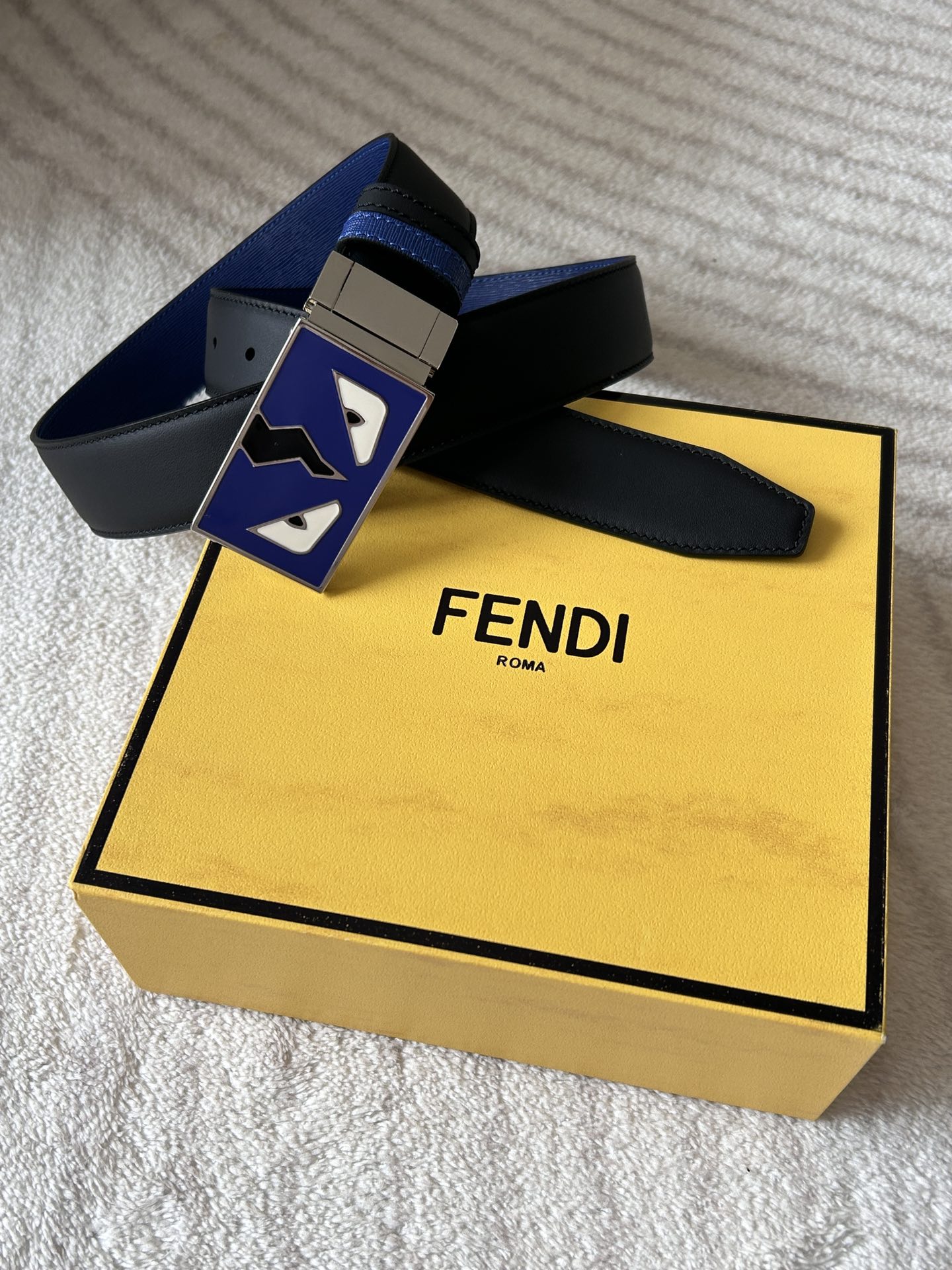 Fendi 𝕎𝕚𝕕𝕥𝕙：𝟯 𝟰𝗰𝗺 代购品质 免税包装 芬迪 FENDI 小怪兽 进口牛皮双面可用/搭配精品纯铜五金扣 对版开模 精工细节走线 做工
