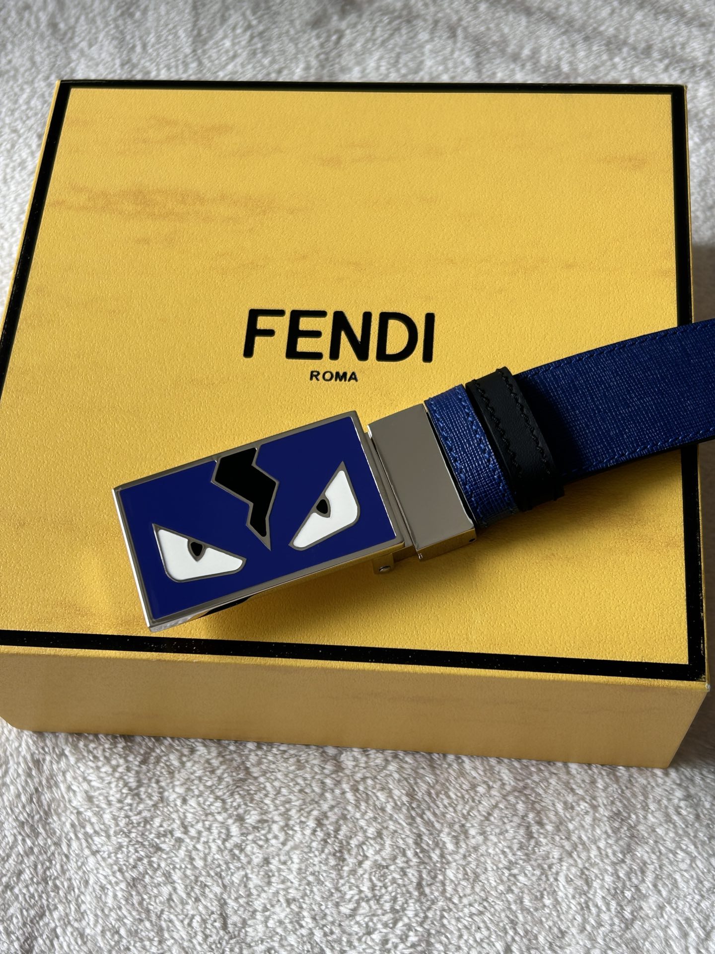 Fendi 𝕎𝕚𝕕𝕥𝕙：𝟯 𝟰𝗰𝗺 代购品质 免税包装 芬迪 FENDI 小怪兽 进口牛皮双面可用/搭配精品纯铜五金扣 对版开模 精工细节走线 做工