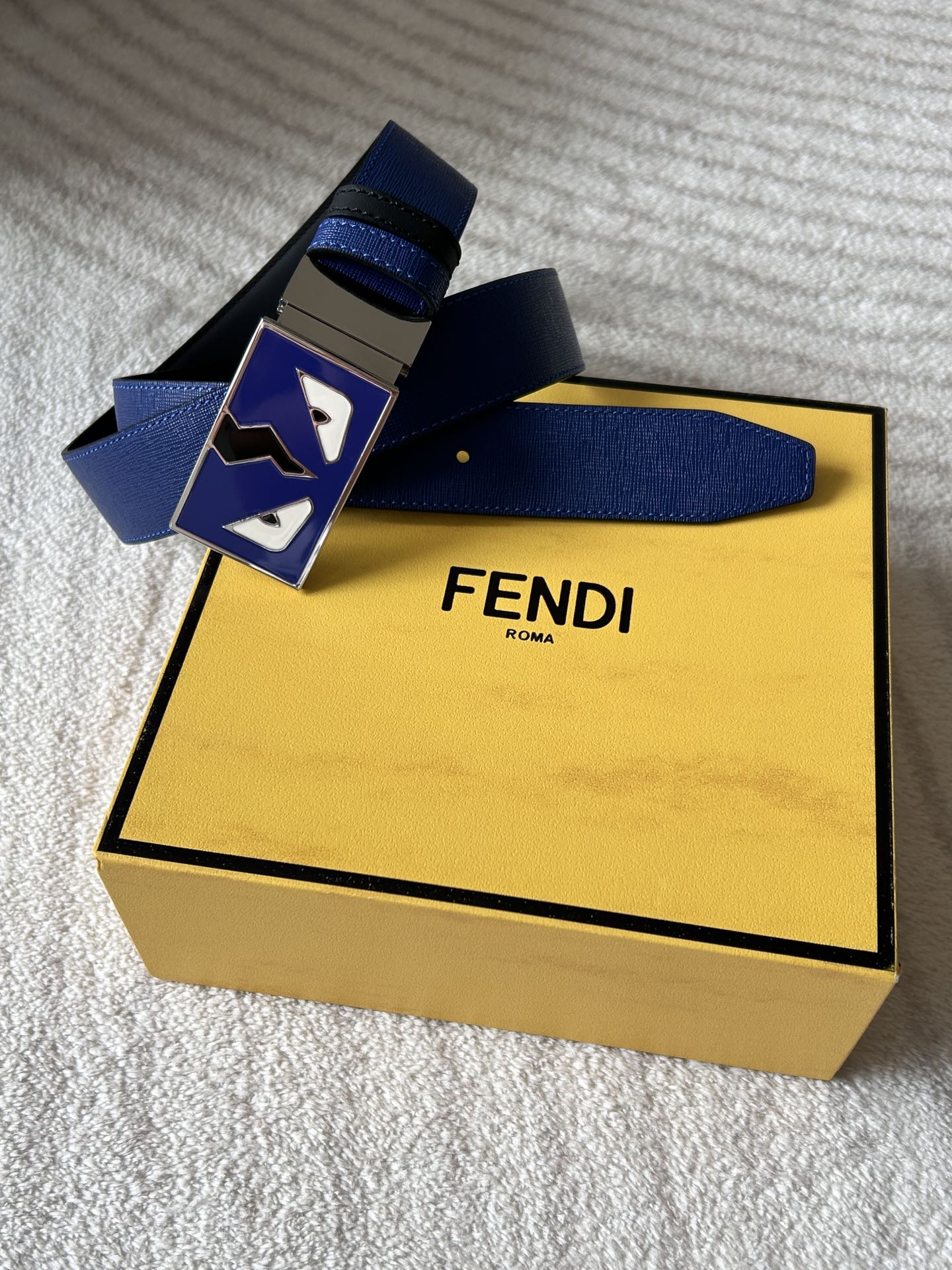 Fendi 𝕎𝕚𝕕𝕥𝕙：𝟯 𝟰𝗰𝗺 代购品质 免税包装 芬迪 FENDI 小怪兽 进口牛皮双面可用/搭配精品纯铜五金扣 对版开模 精工细节走线 做工