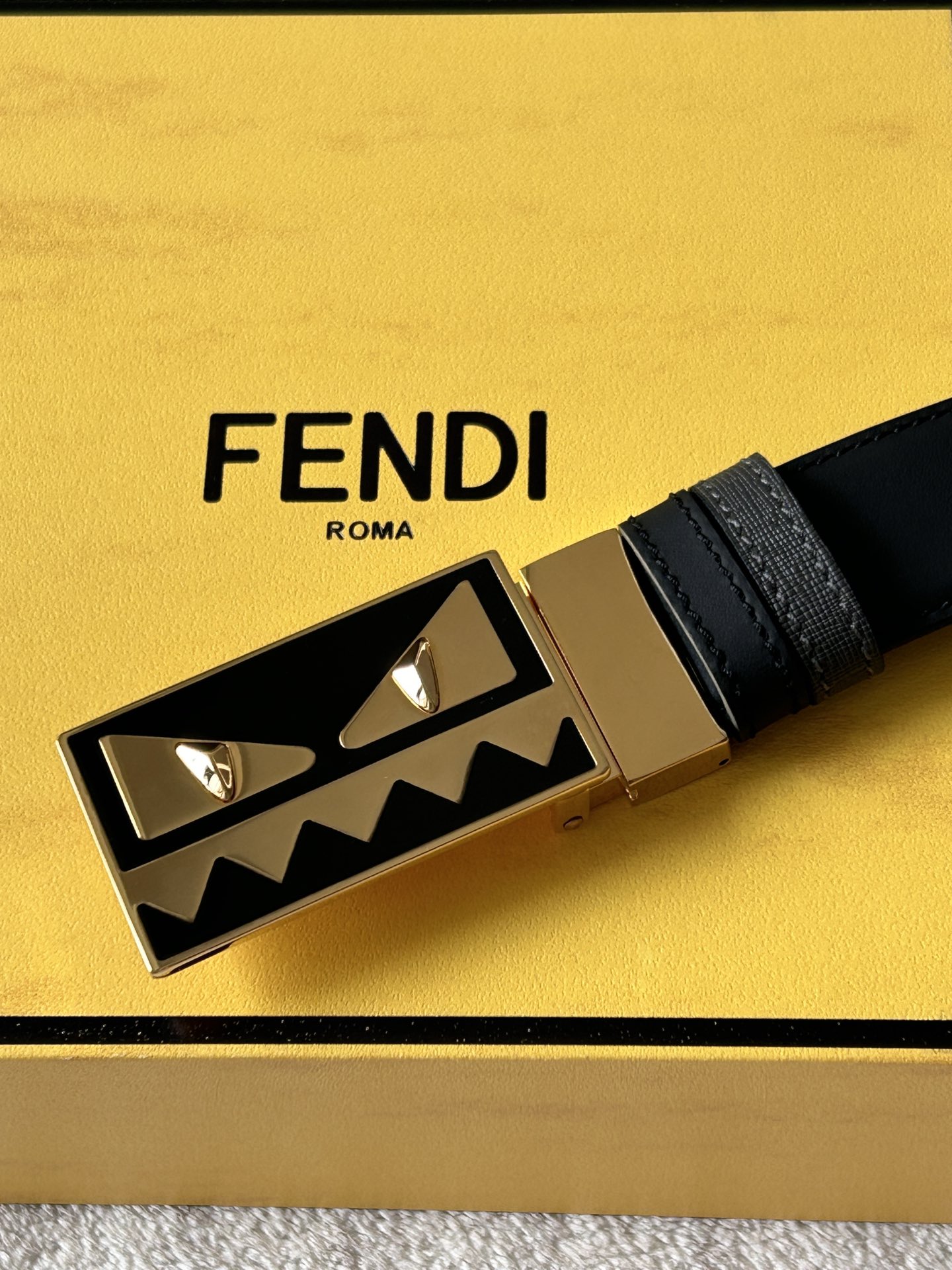 Fendi 𝕎𝕚𝕕𝕥𝕙：𝟯 𝟰𝗰𝗺 代购品质 免税包装 芬迪 FENDI 小怪兽 进口牛皮双面可用/搭配精品纯铜五金扣 对版开模 精工细节走线 做工 长度可自由裁剪