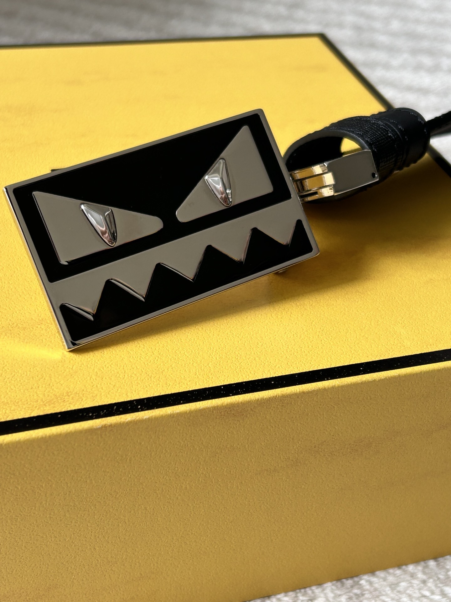 Fendi 𝕎𝕚𝕕𝕥𝕙：𝟯 𝟰𝗰𝗺 代购品质 免税包装 芬迪 FENDI 小怪兽 进口牛皮双面可用/搭配精品纯铜五金扣 对版开模 精工细节走线 做工 长度可自由裁剪