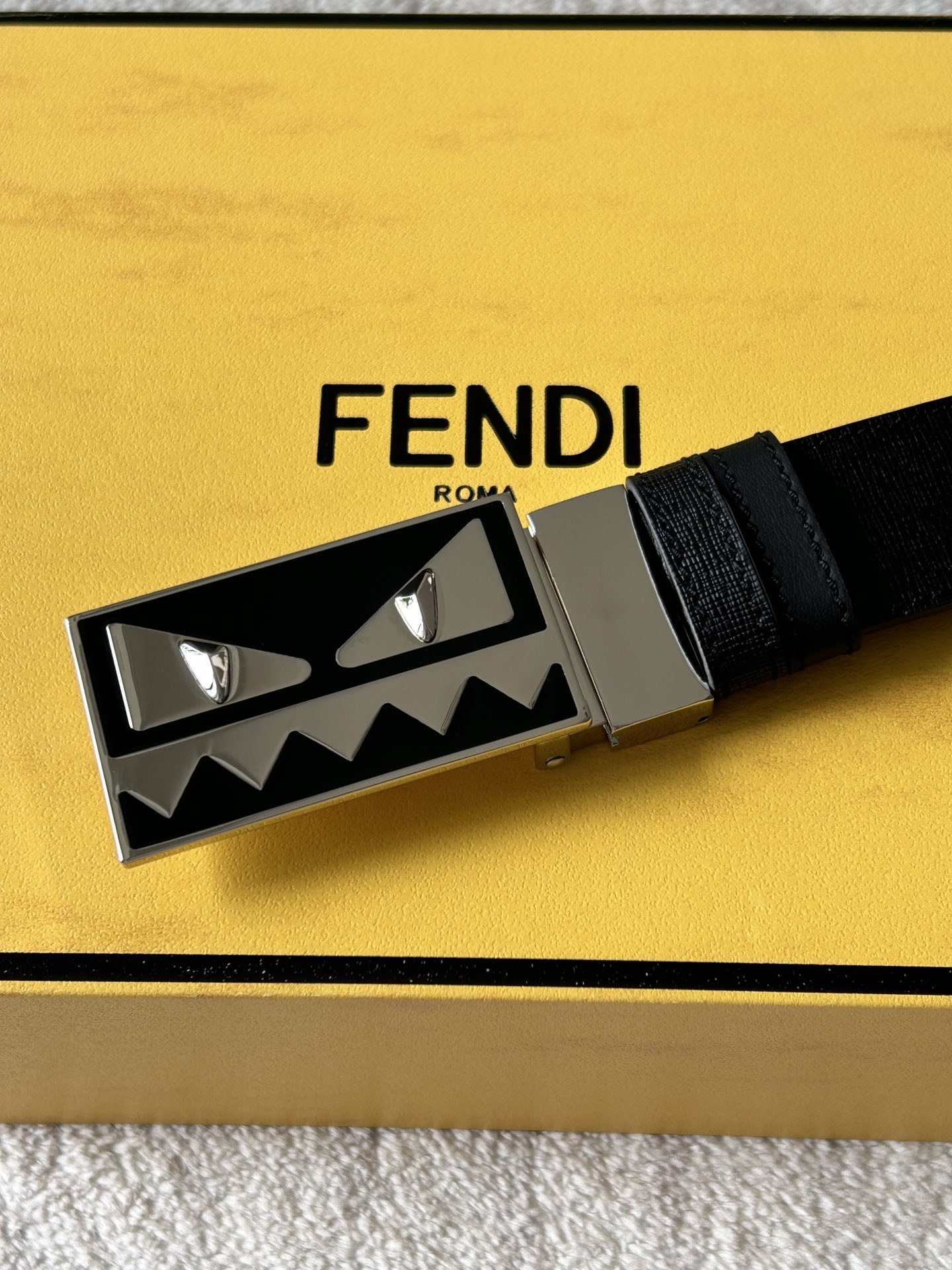 Fendi 𝕎𝕚𝕕𝕥𝕙：𝟯 𝟰𝗰𝗺 代购品质 免税包装 芬迪 FENDI 小怪兽 进口牛皮双面可用/搭配精品纯铜五金扣 对版开模 精工细节走线 做工 长度可自由裁剪