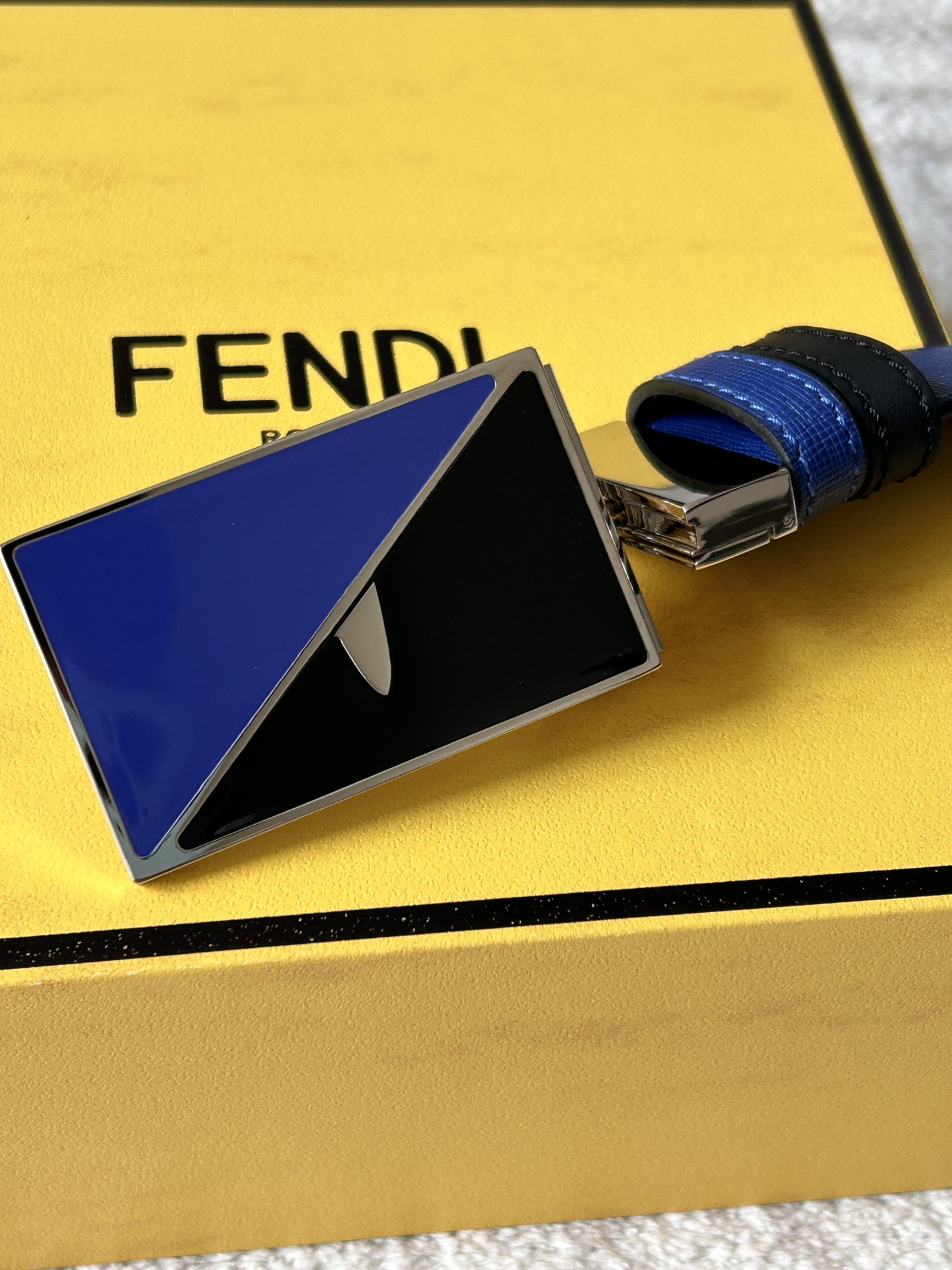 Fendi 𝕎𝕚𝕕𝕥𝕙：𝟯 𝟰𝗰𝗺 代购品质 免税包装 芬迪 FENDI 小怪兽 进口牛皮双面可用/搭配精品纯铜五金扣 对版开模 精工细节走线 做工 长度可自由裁剪