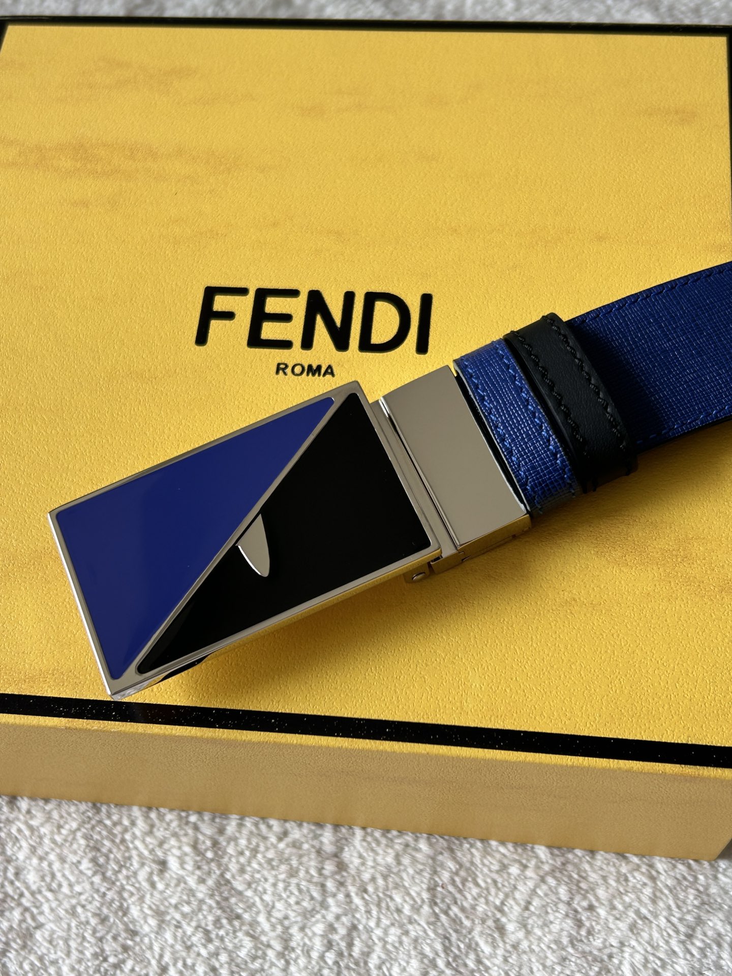 Fendi 𝕎𝕚𝕕𝕥𝕙：𝟯 𝟰𝗰𝗺 代购品质 免税包装 芬迪 FENDI 小怪兽 进口牛皮双面可用/搭配精品纯铜五金扣 对版开模 精工细节走线 做工 长度可自由裁剪