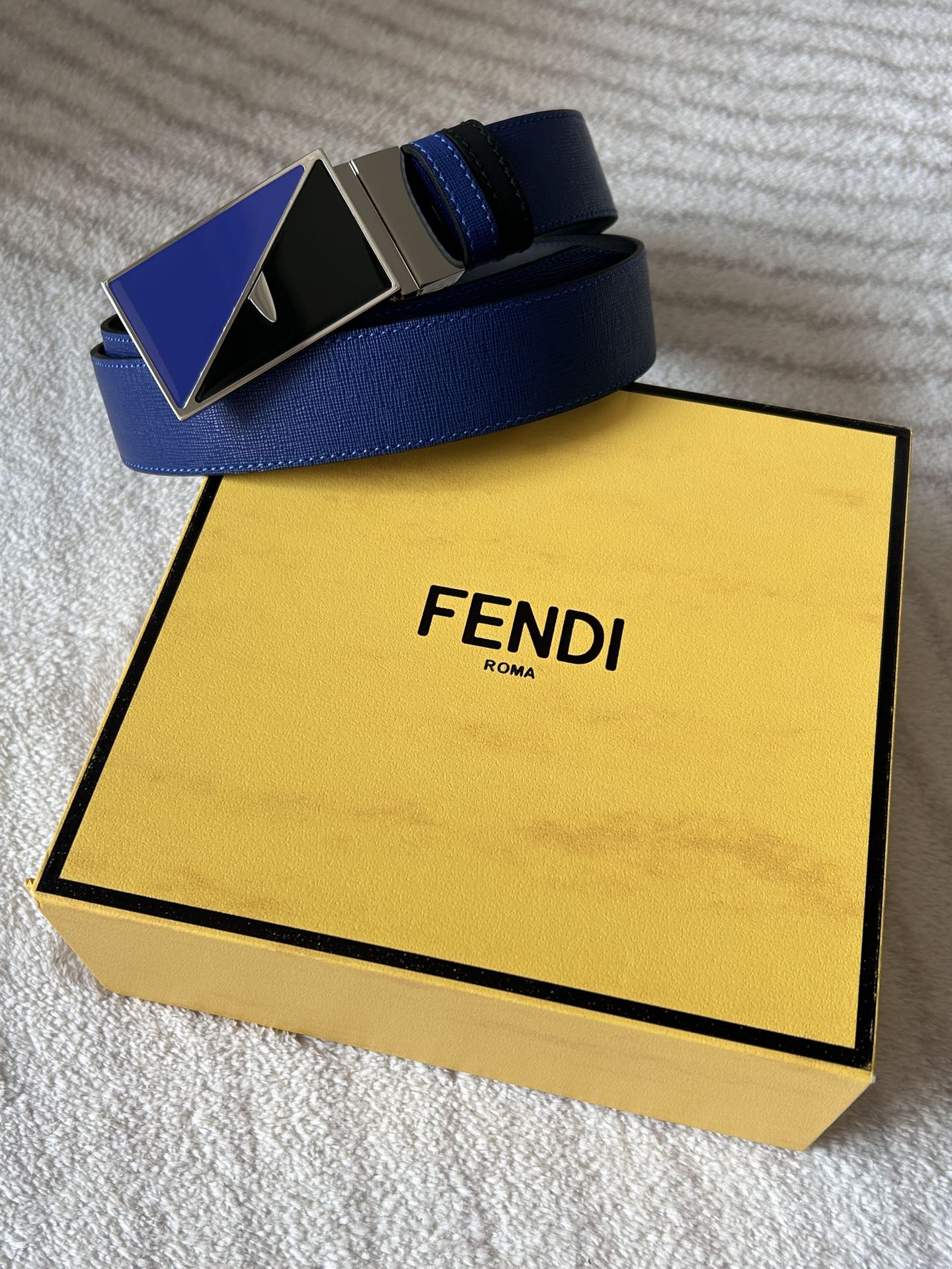 Fendi 𝕎𝕚𝕕𝕥𝕙：𝟯 𝟰𝗰𝗺 代购品质 免税包装 芬迪 FENDI 小怪兽 进口牛皮双面可用/搭配精品纯铜五金扣 对版开模 精工细节走线 做工 长度可自由裁剪