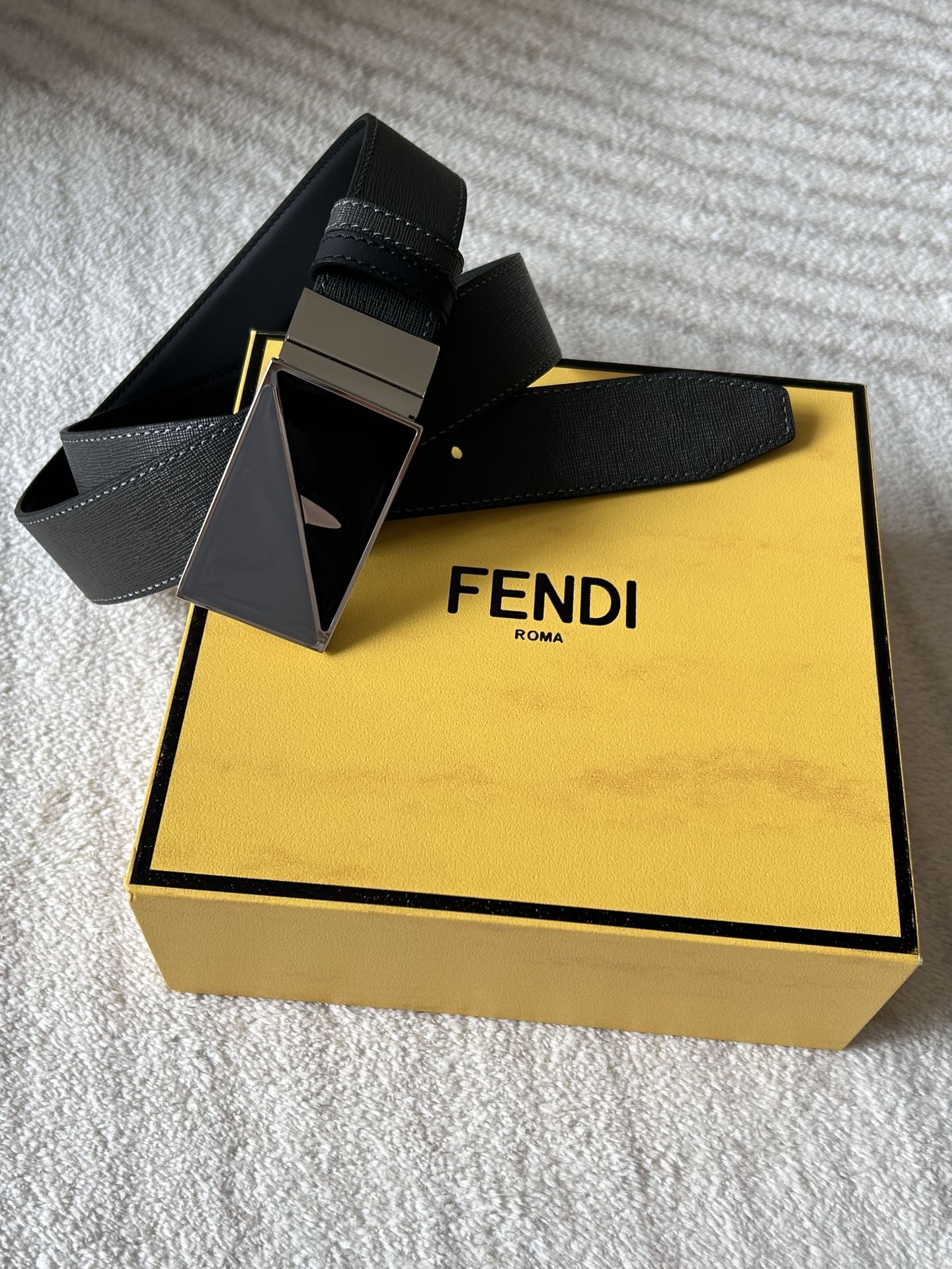 Fendi 𝕎𝕚𝕕𝕥𝕙：𝟯 𝟰𝗰𝗺 代购品质 免税包装 芬迪 FENDI 小怪兽 进口牛皮双面可用/搭配精品纯铜五金扣 对版开模 精工细节走线 做工 长度可自由裁剪