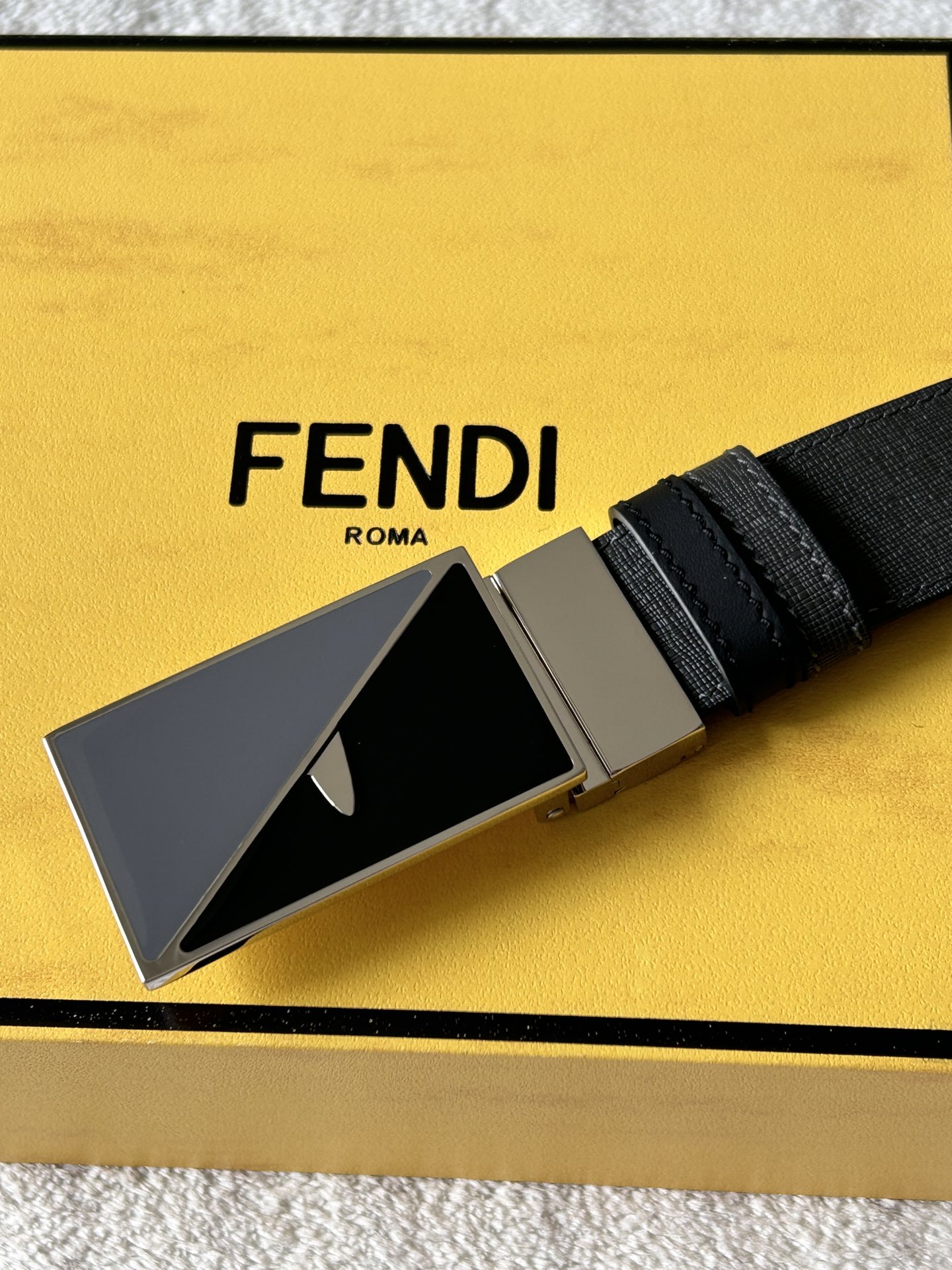 Fendi 𝕎𝕚𝕕𝕥𝕙：𝟯 𝟰𝗰𝗺 代购品质 免税包装 芬迪 FENDI 小怪兽 进口牛皮双面可用/搭配精品纯铜五金扣 对版开模 精工细节走线 做工 长度可自由裁剪