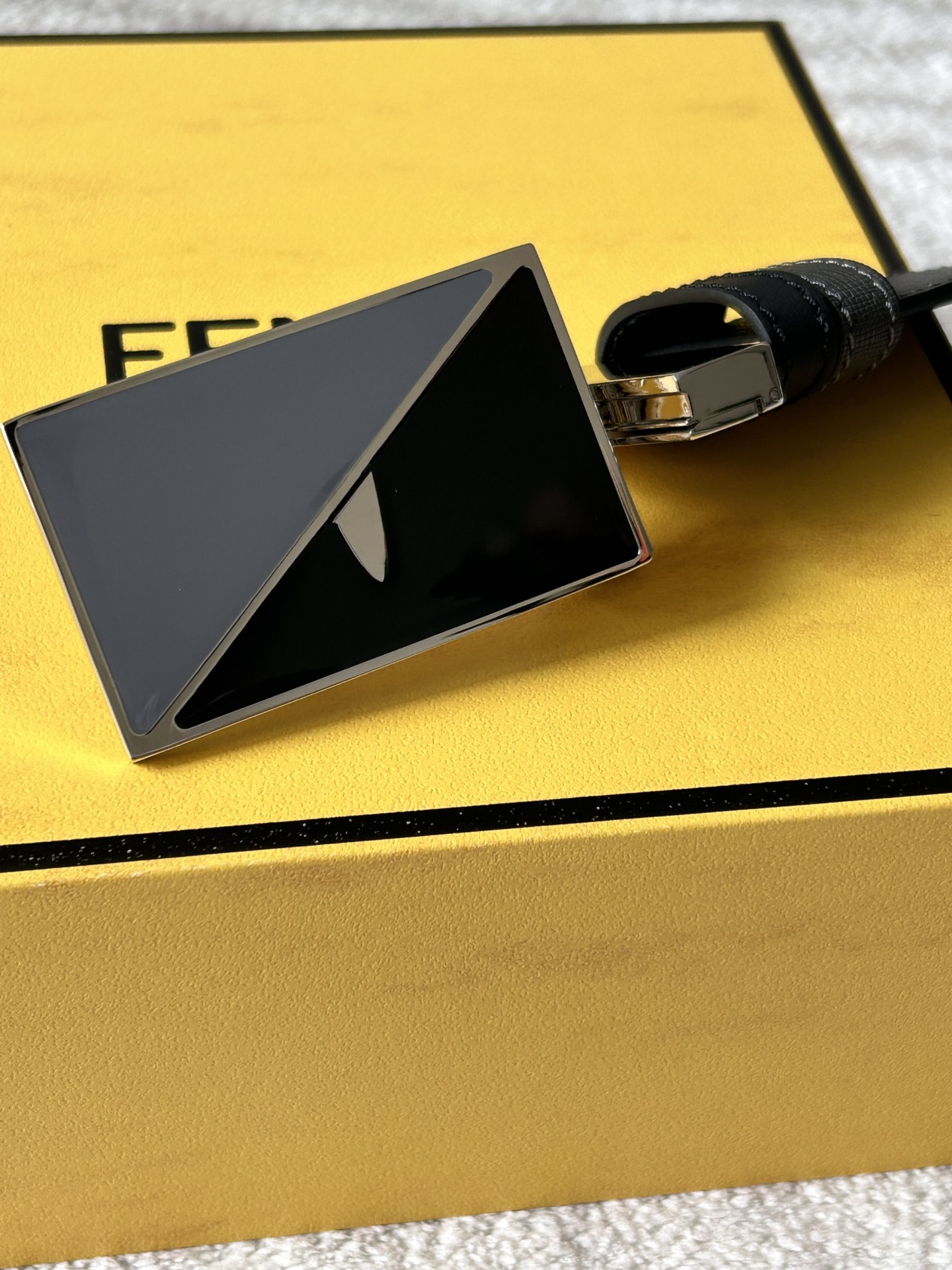 Fendi 𝕎𝕚𝕕𝕥𝕙：𝟯 𝟰𝗰𝗺 代购品质 免税包装 芬迪 FENDI 小怪兽 进口牛皮双面可用/搭配精品纯铜五金扣 对版开模 精工细节走线 做工 长度可自由裁剪