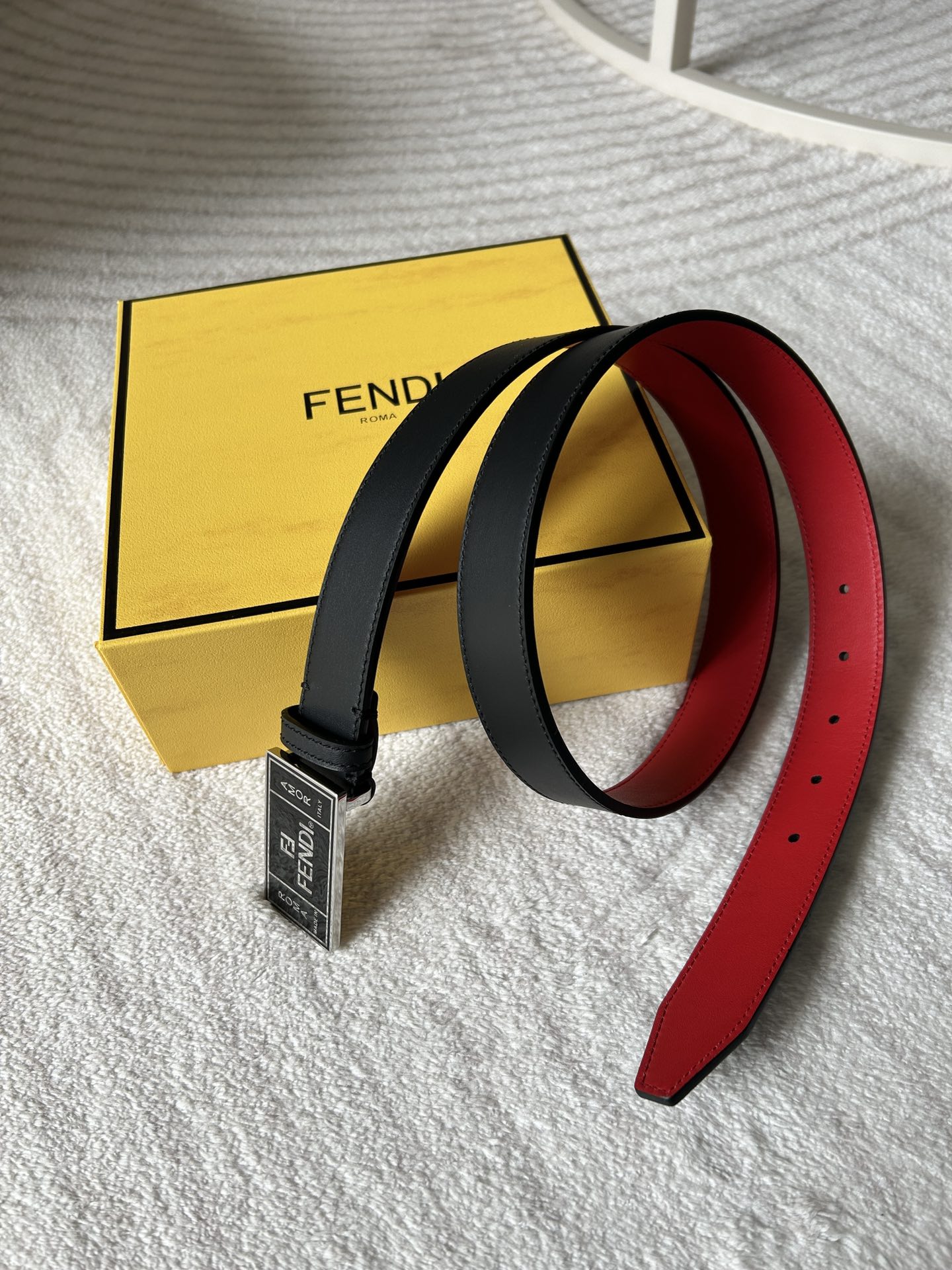  FENDI （芬迪）专柜同款  男士窄版腰带  宽3.0cm 全粒面黑色光滑小牛皮红色内衬 皮质柔软 