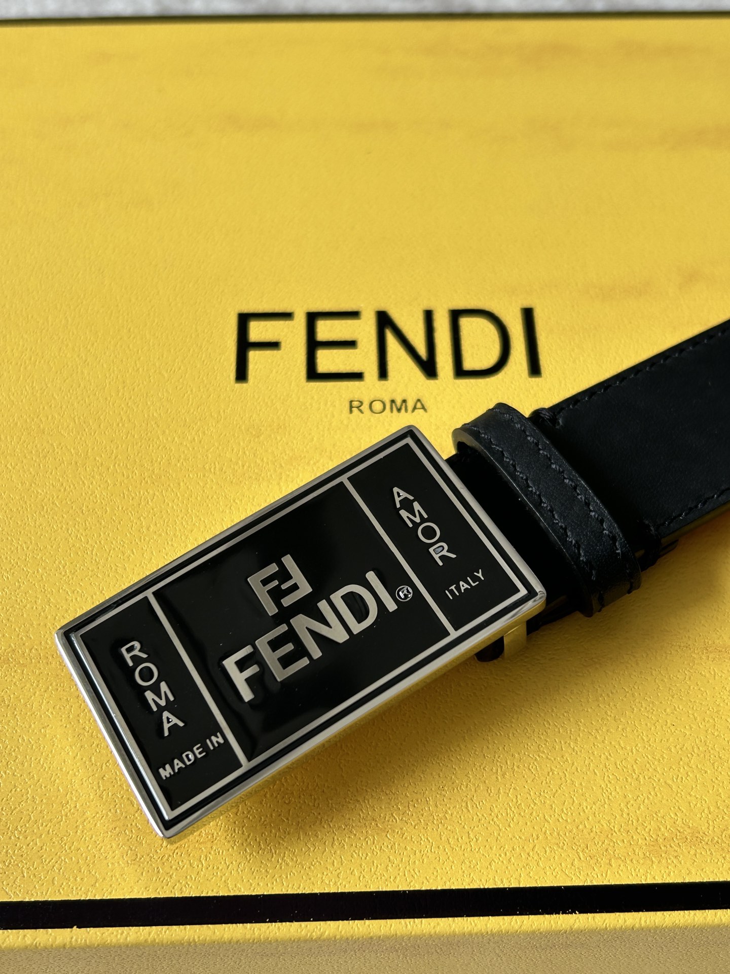 FENDI （芬迪）专柜同款  男士窄版腰带  宽3.0cm 全粒面黑色光滑小牛皮红色内衬 皮质柔软 